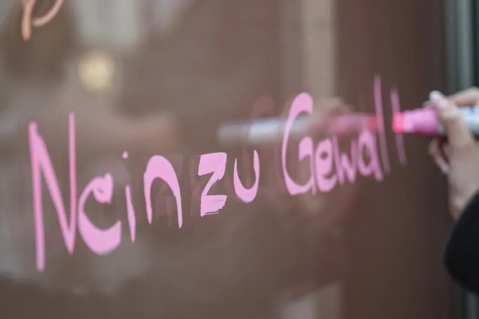 Hand mit Stift schreibt nein zu Gewalt