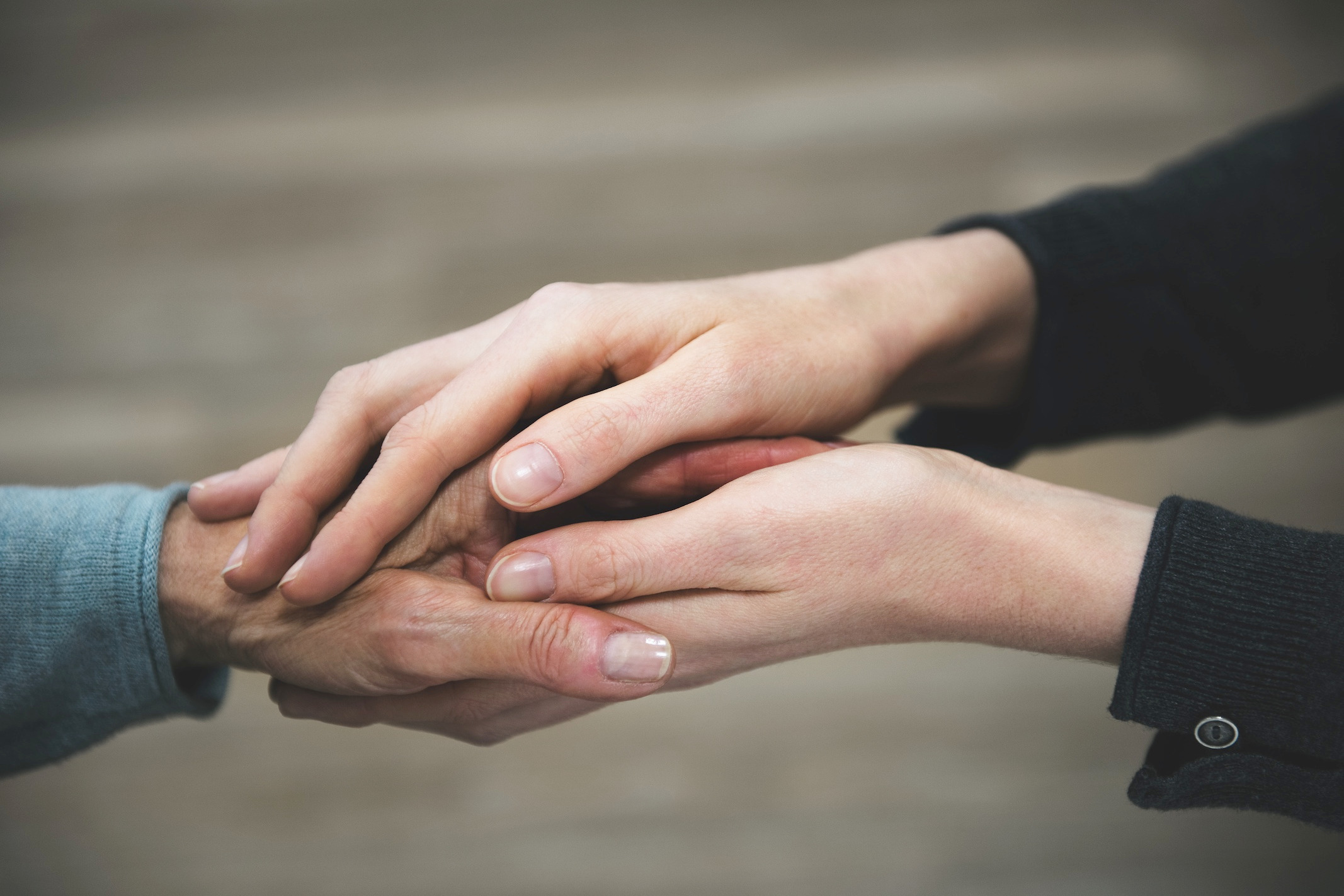 Gemeinsam Händehalten zwei Hände