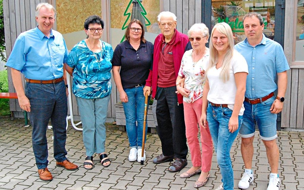 Angela Gmeinwieser einstimmig gewählt. 2. Vorsitzende ist die Frauenbeauftragte Rosemarie Breindl, Schriftführerin Magdalena Wittmann, Kassier Markus Aigner und Beisitzer Silke Aigner, Josef Heimerl, Peter Kammerl und Markus Weindl.