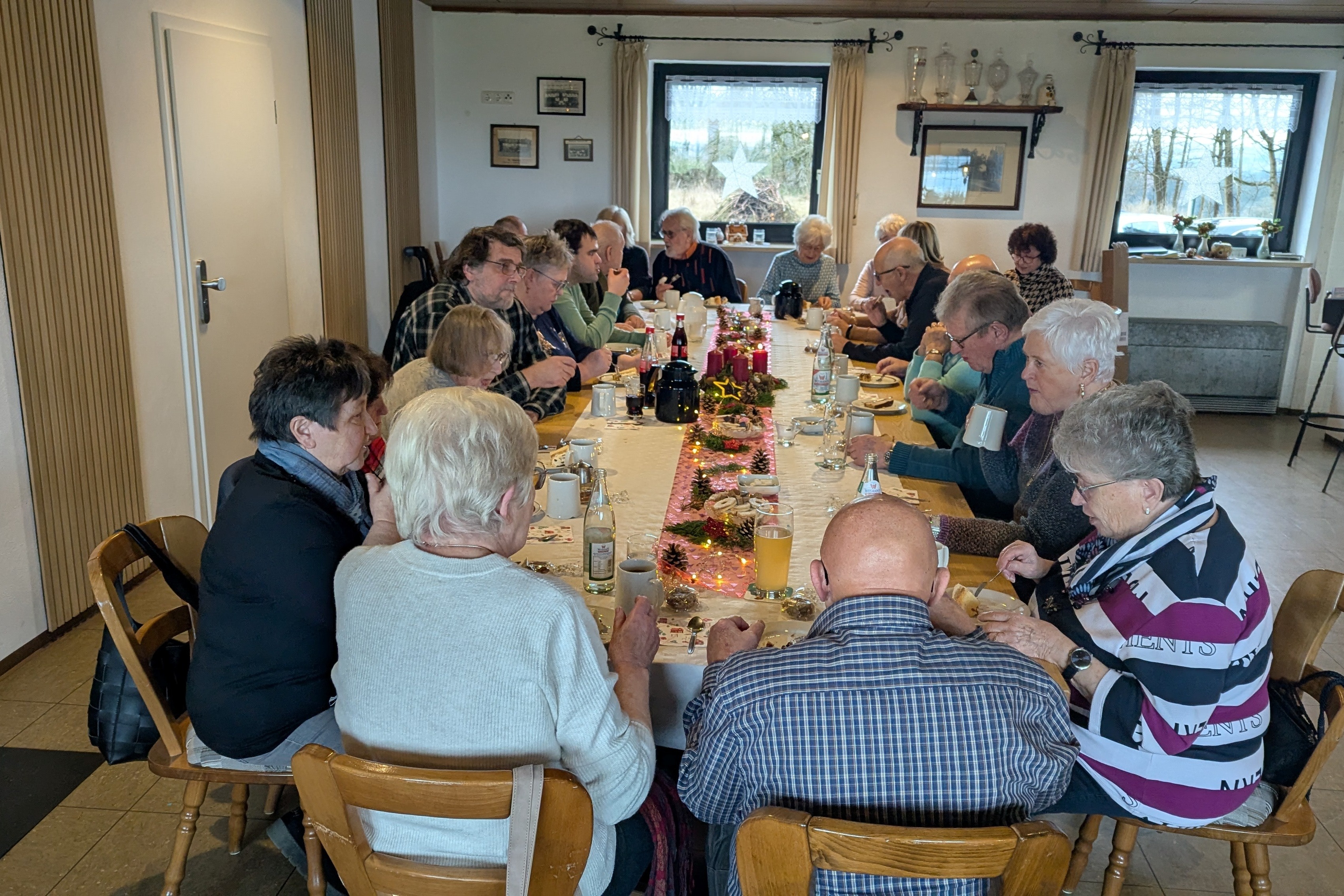 Die Teilnehmer beim gemütlichen Beisammensein anlässlich der Adventsfeier