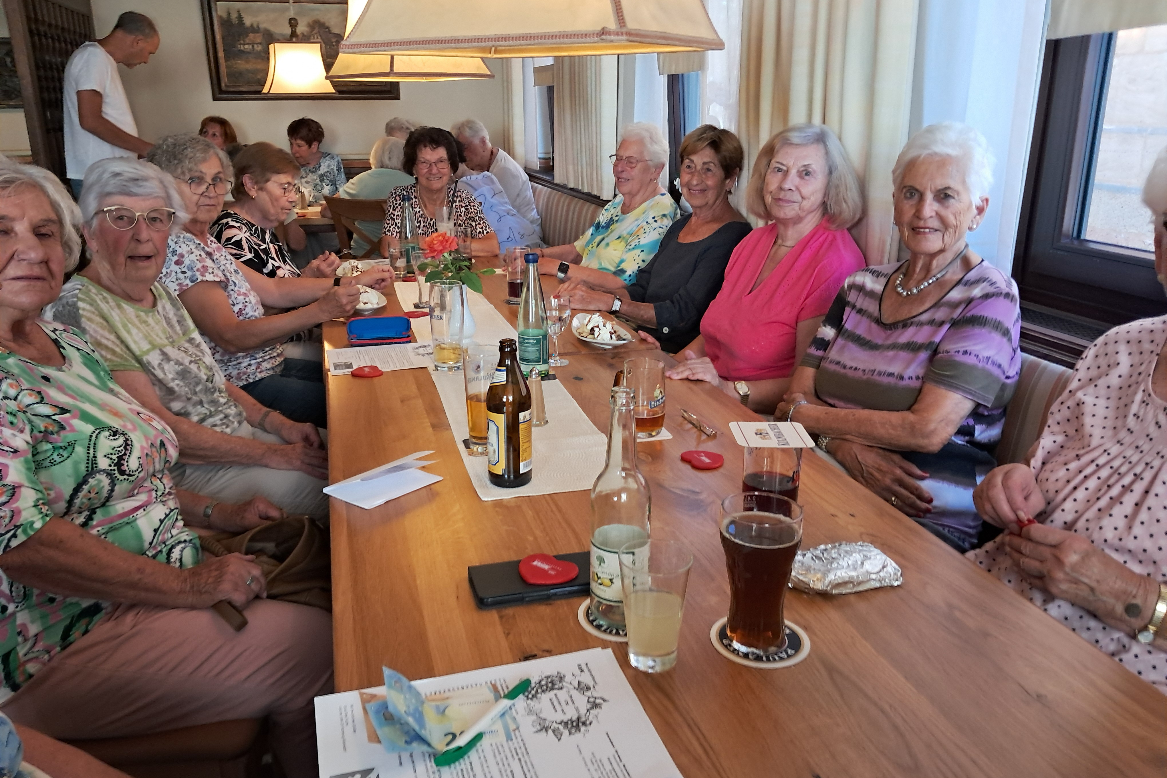 VdK Stammtisch Menschen sitzen an Tisch in Gasthaus