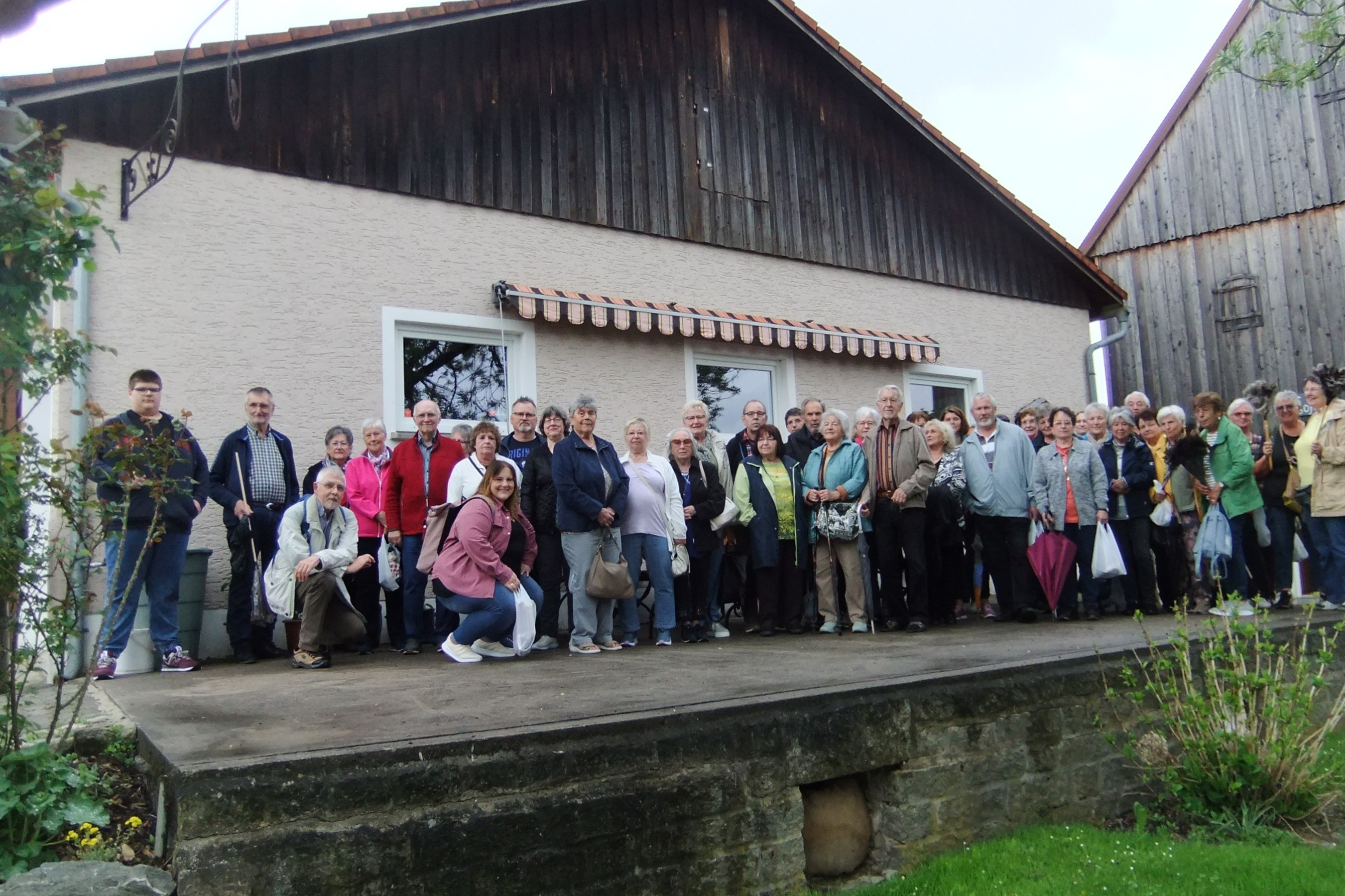 Die Reisegruppe vor dem Straußenhof