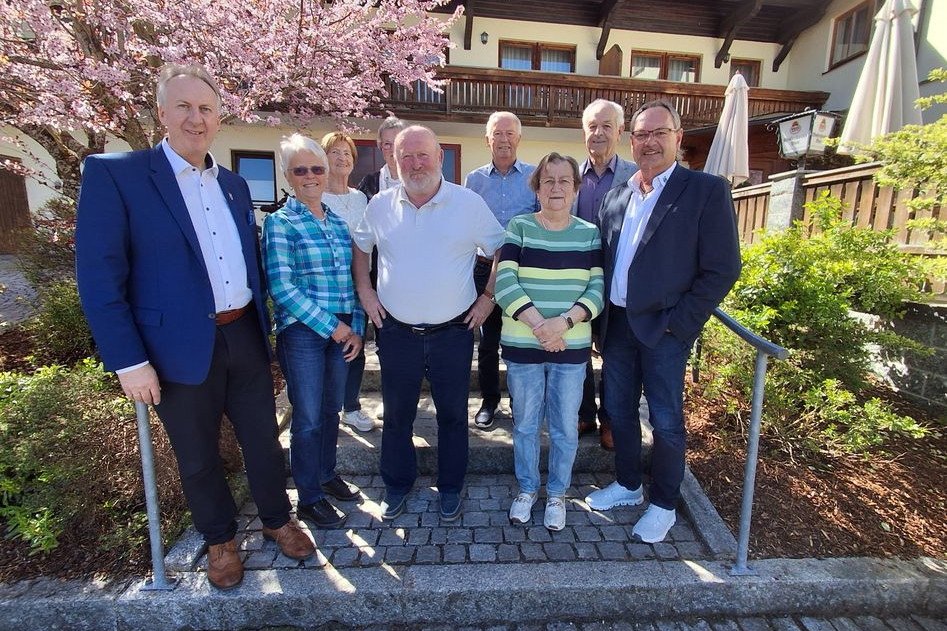 Die neue VdK Vorstandschaft mit Ehreng&auml;sten und langj&auml;hrigen Mitgliedern vor dem Fr&uuml;hlingsambiente des Gasthofes Sch&ouml;n v.l. Helmut Plenk, Johanna Fuchs (Kassiererin), Irene Kramheller, Erika Haseneder, Karl-Heinz M&uuml;hlberger (Schriftf&uuml;hrer), Sigi Ernst, Agnes Lippl (1. Vorsitzende) Max Haseneder und B&uuml;rgermeister Adolf Muhr. Es fehlt Martha Wittenzellner, die verhindert war.