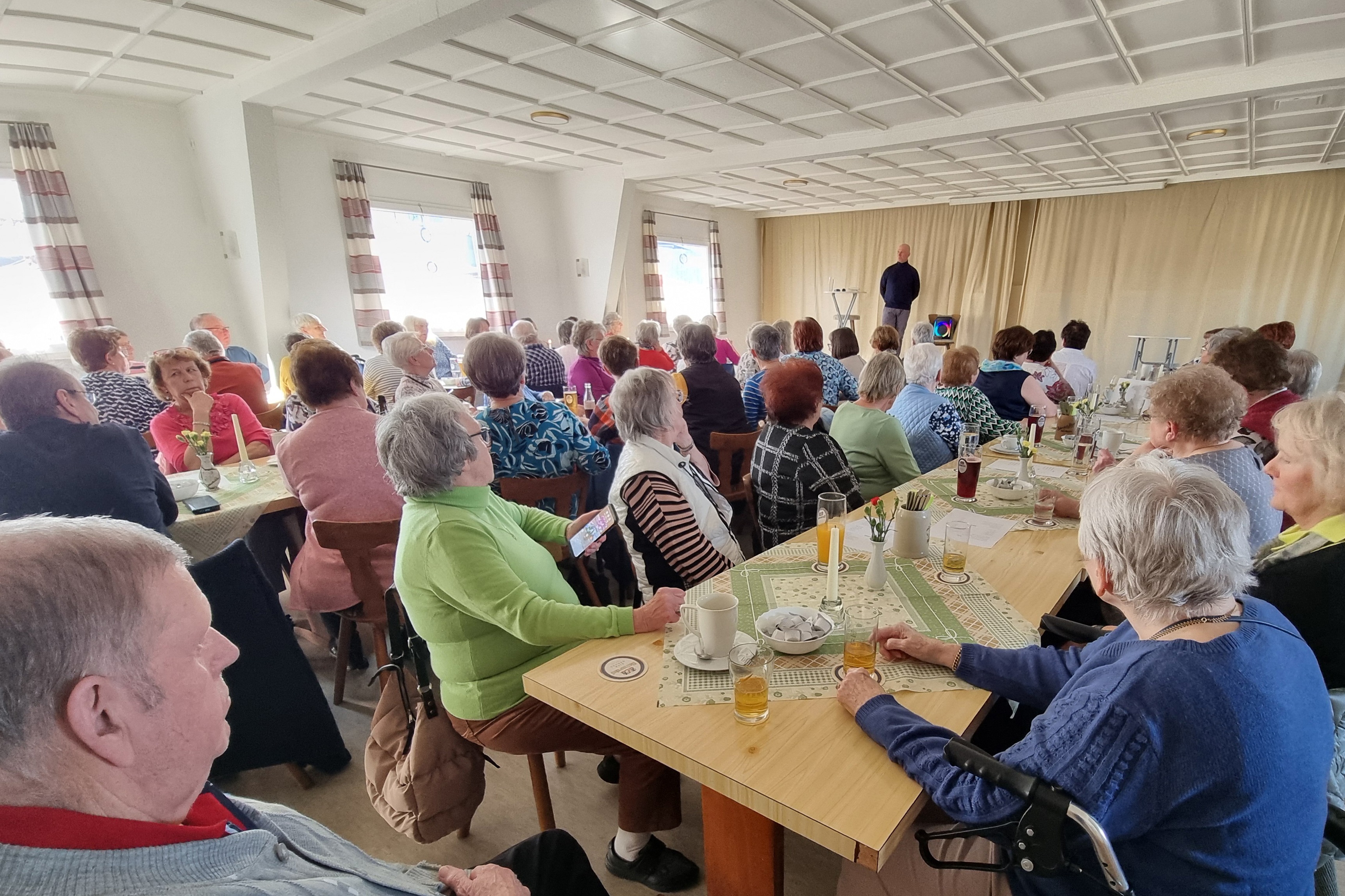 Die beste Ehefrau von allen... Abgebildet ist der volle Saal im Schützenhaus Jägersruh