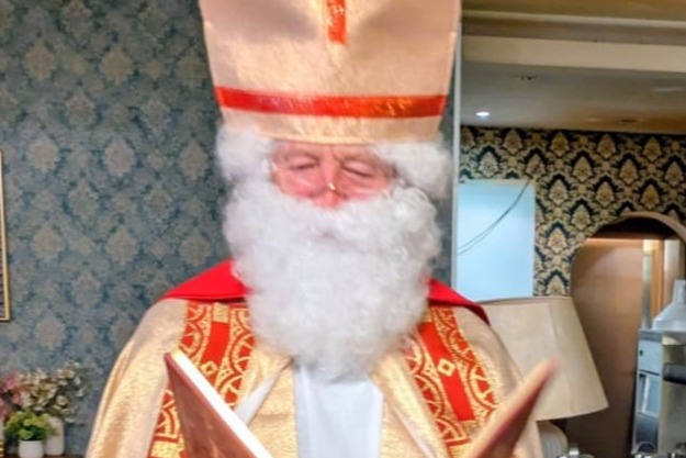 Bischof Nikolaus liest aus einem gro&szlig;en Buch