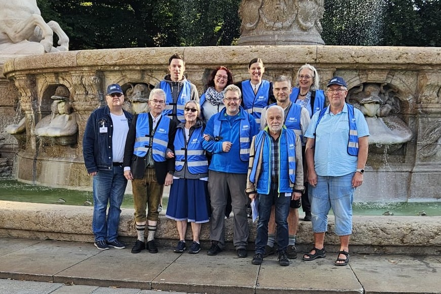 Ehrenamtliche des VdK betreuen die Sitzgelegenheiten Bild zeigt die Helfergruppe, die sich um die Sitzgelegenheiten kümmert