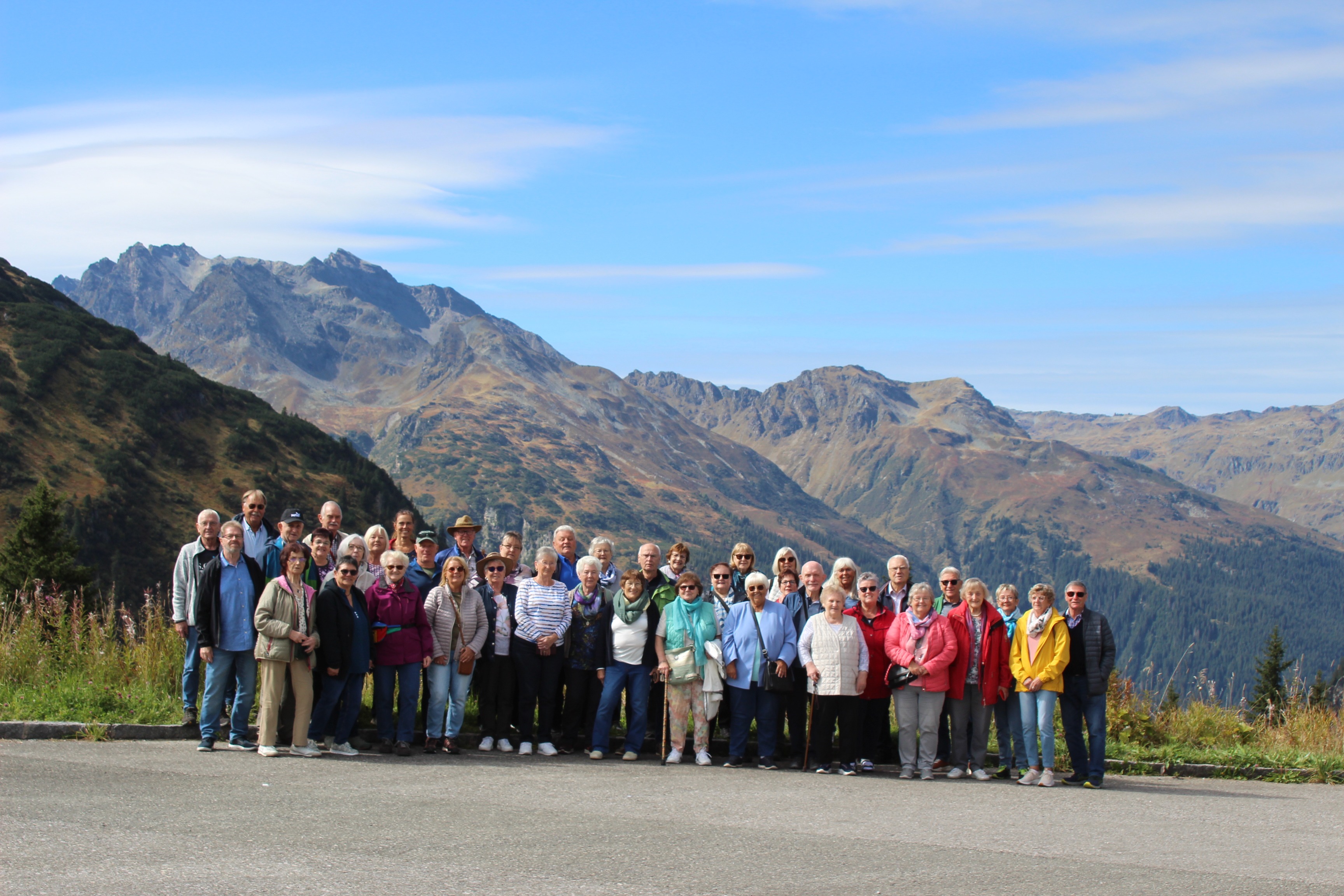 Die Reisegruppe am Stausee Klops
