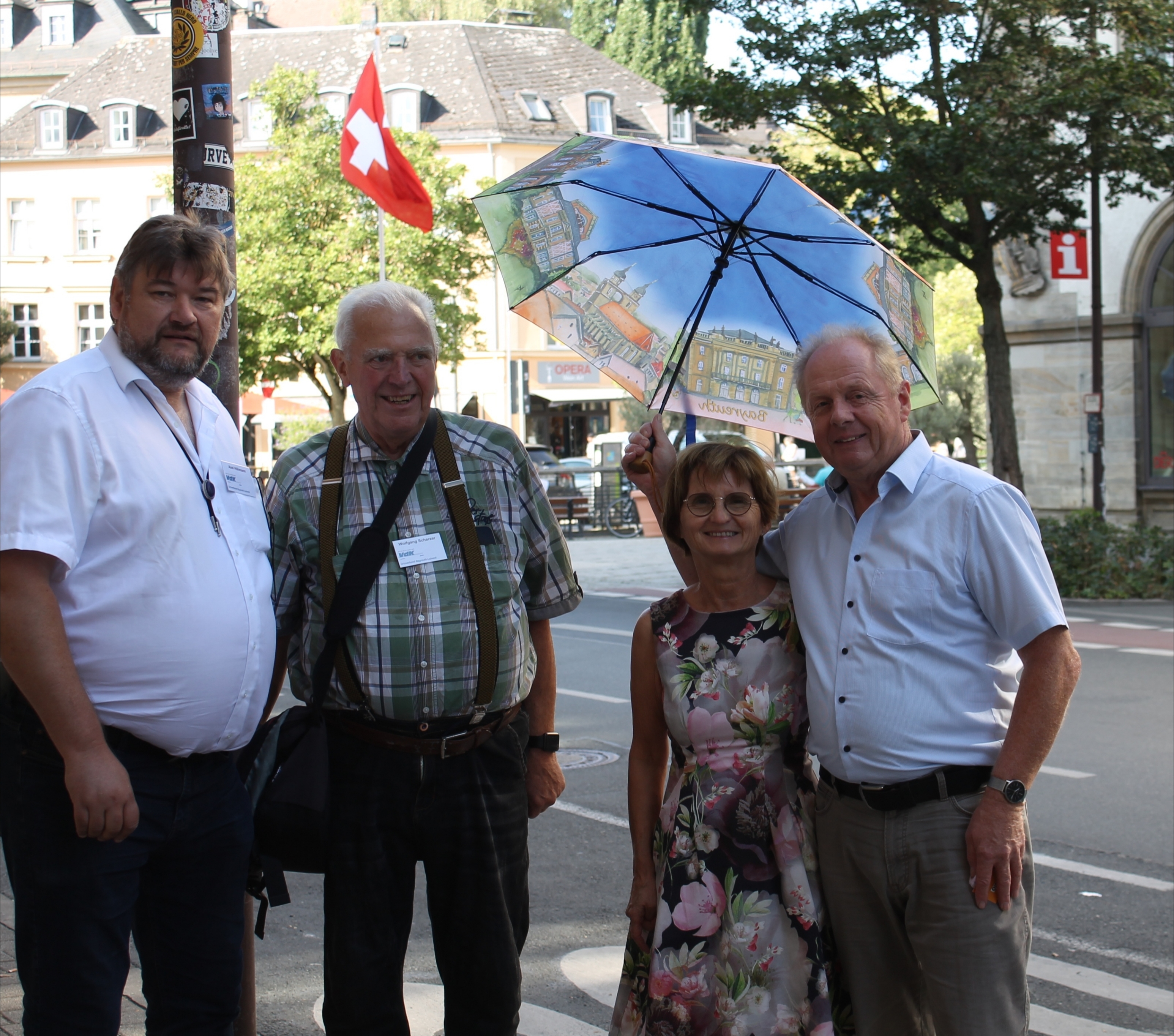 Bild von v.l.n.r: Axel Höhmann (VdK Bayreuth-Laineck, stellv. Vorsitzender), Wolfgang Scherzer (VdK Bayreuth-Laineck, Vorsitzender), Gaby Storck (VdK Rüthen, Reiseleiterin), Bernhard Storck (VdK Rüthen, Vorsitzender)