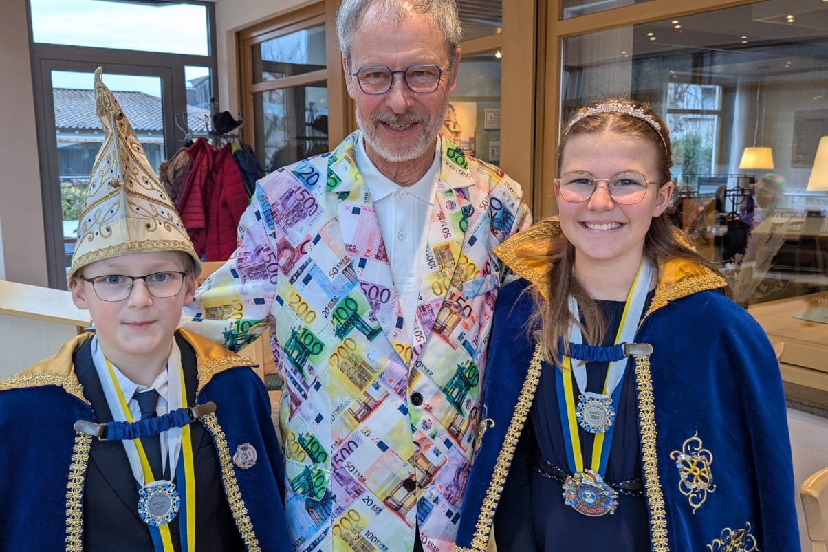 Kinderprinzenpaar mit VDK Ortsvorsitzendem G&uuml;nther Kaiser