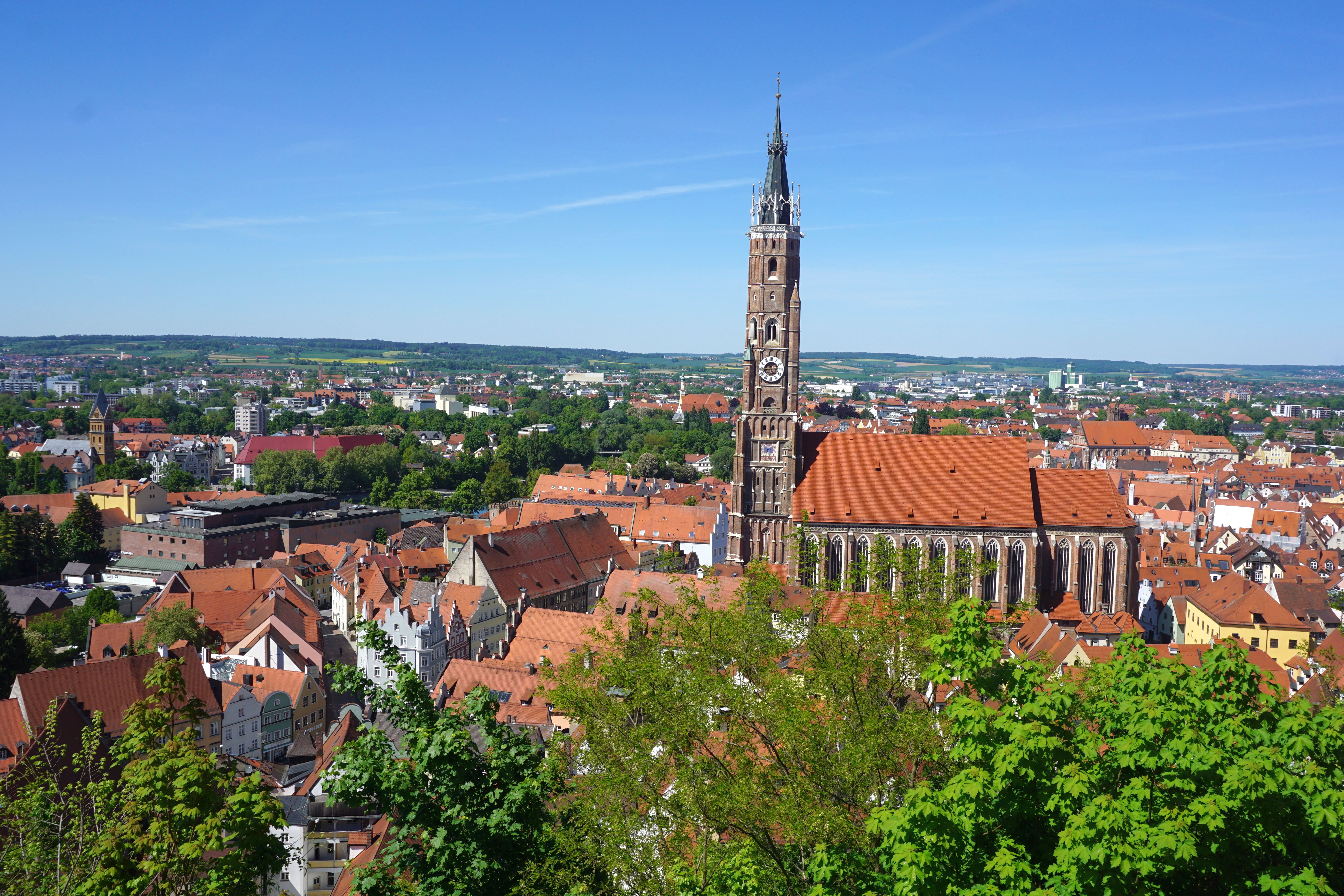 Blick auf die Basilika St. Martin von der Burg Trausnitz aus hoch &uuml;ber Landshut gelegen