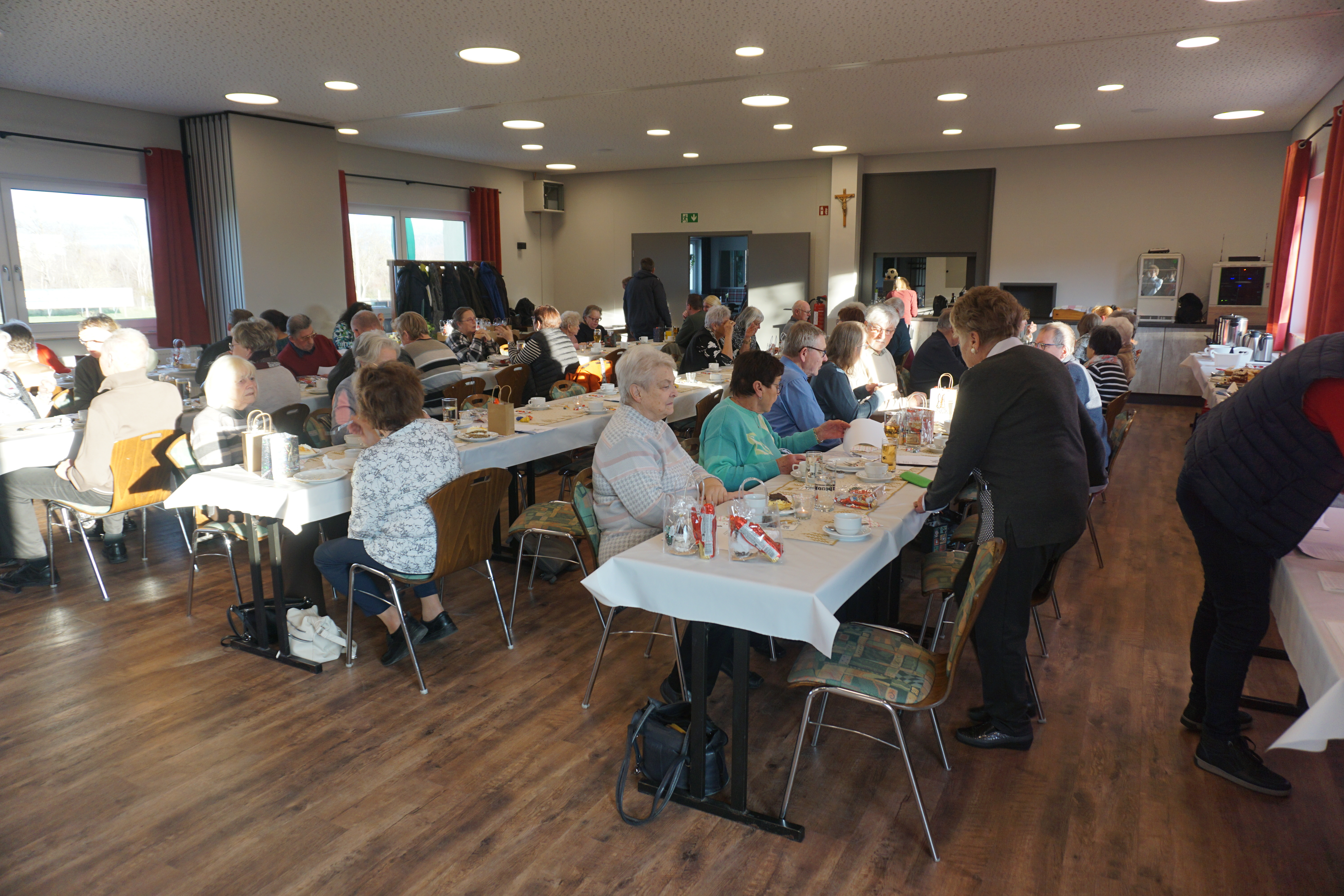 Teilnehmer*innen bei der Adventsfeier