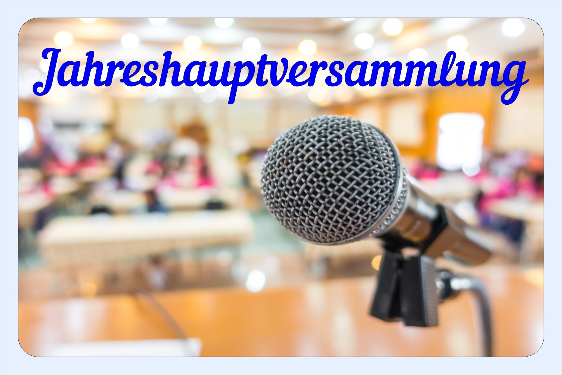 Jahreshauptversammlung Zu sehen ist ein Mikrofon in einem großen Saal