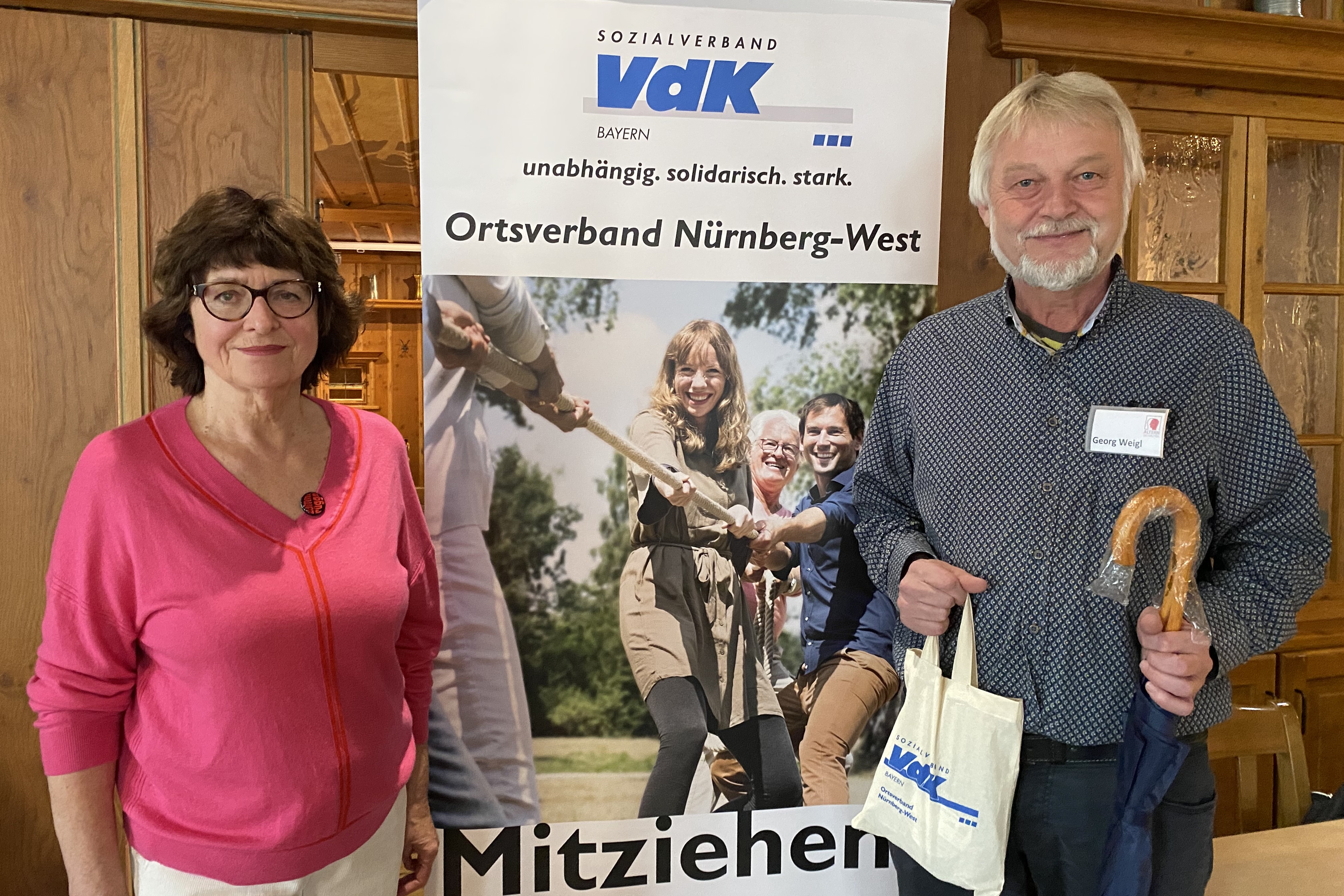 Christine Limbacher und unser Gast Herr Georg Weigl vor dem VdK-Aufsteller