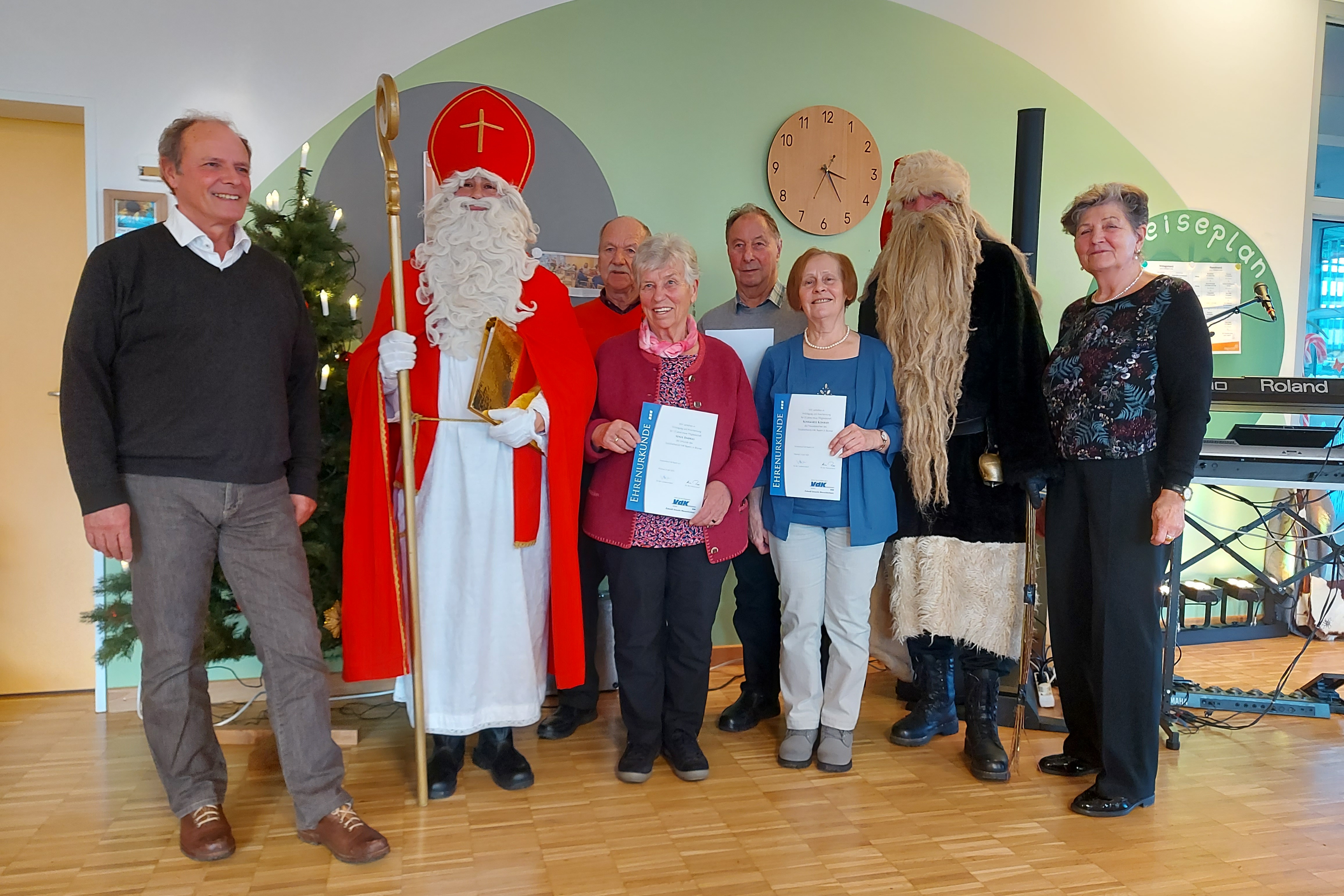 Geehrte Mitglieder des Ortsverbandes mit Nikolaus