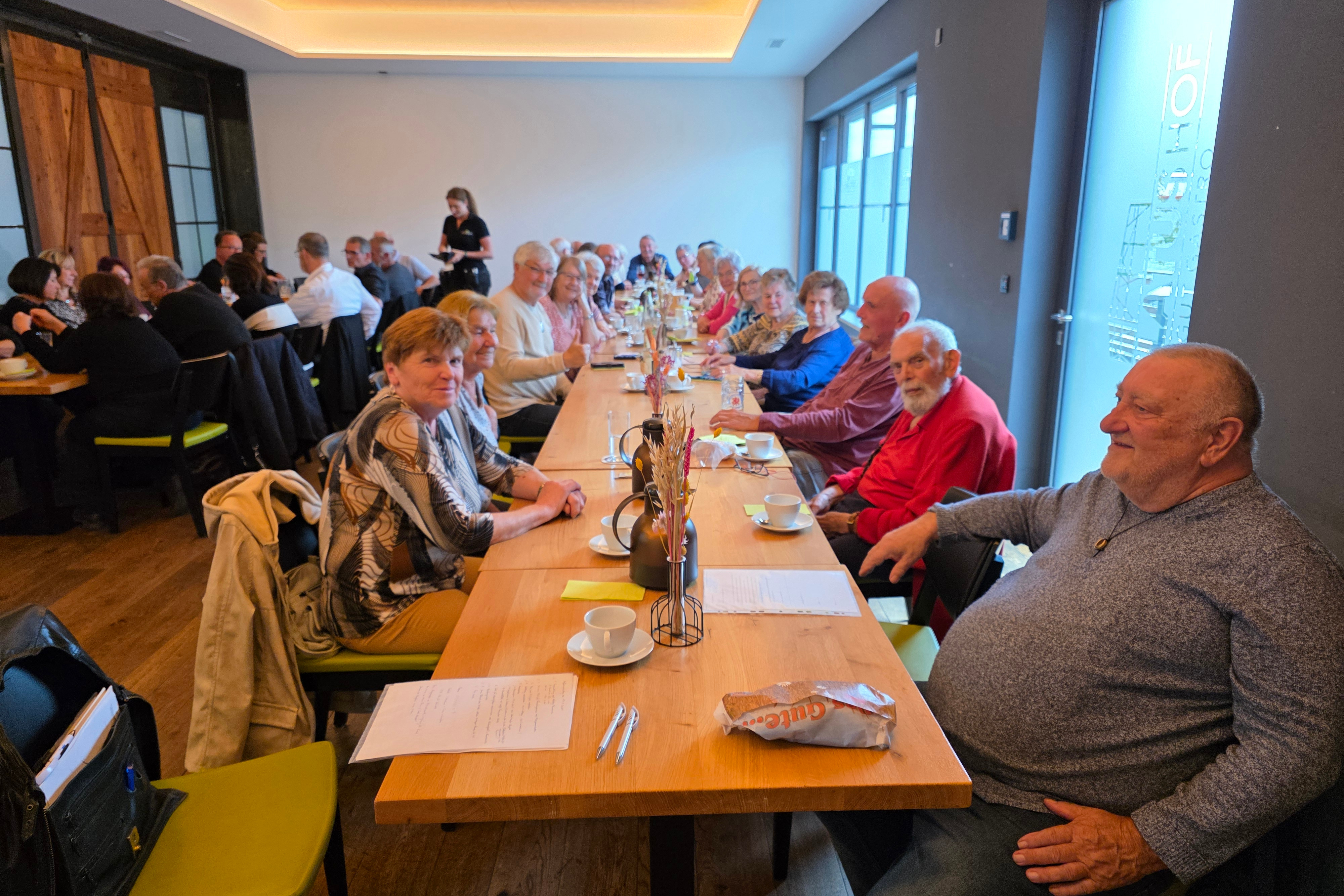 Teilnehmer*innen beim Kaffeenachmittag