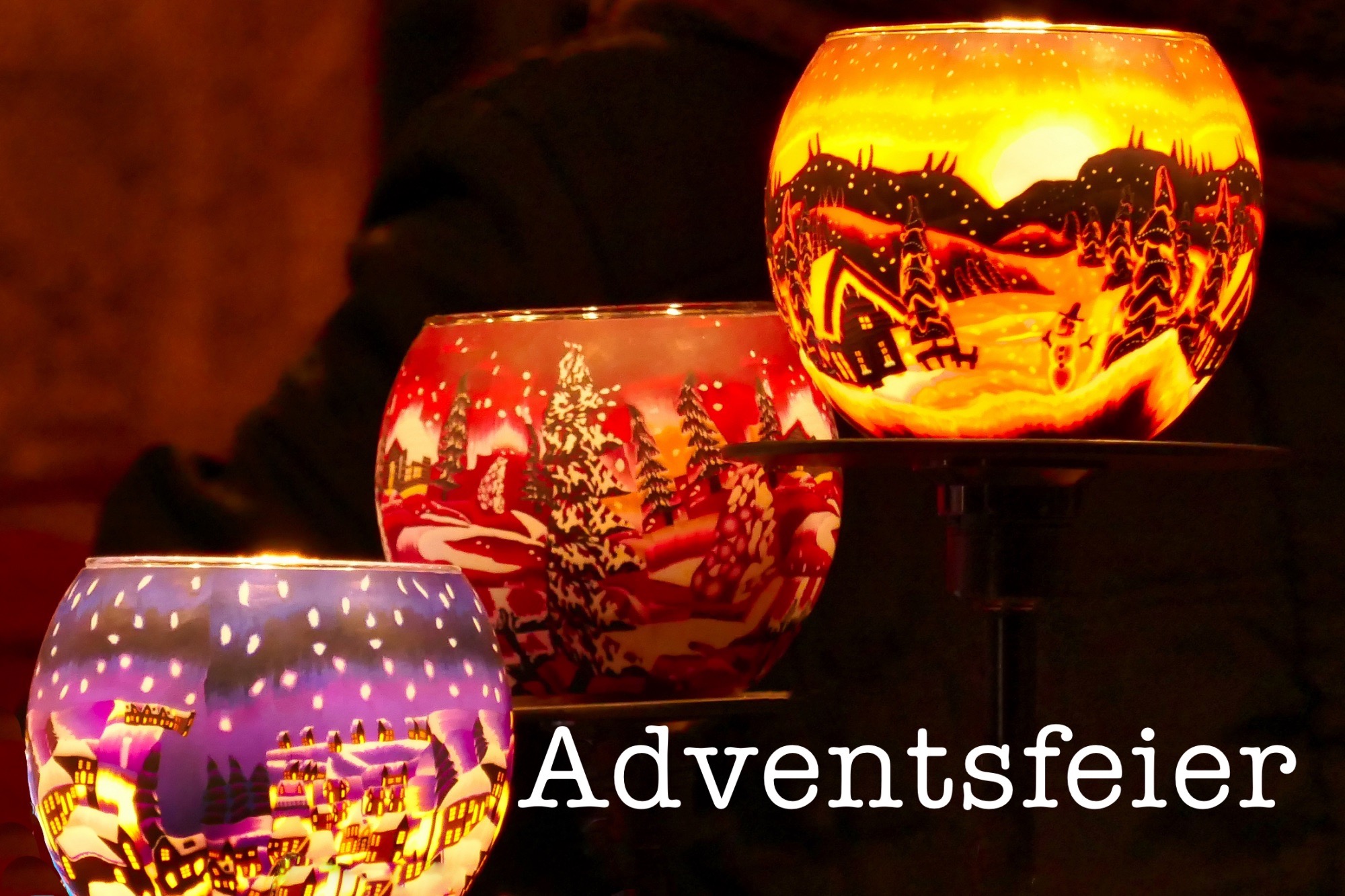 Adventsfeier Das Bild zeigt 3 brennende Kerzen in kunstvoll bemalten Gläsern mit Weihnachtsmotiven.