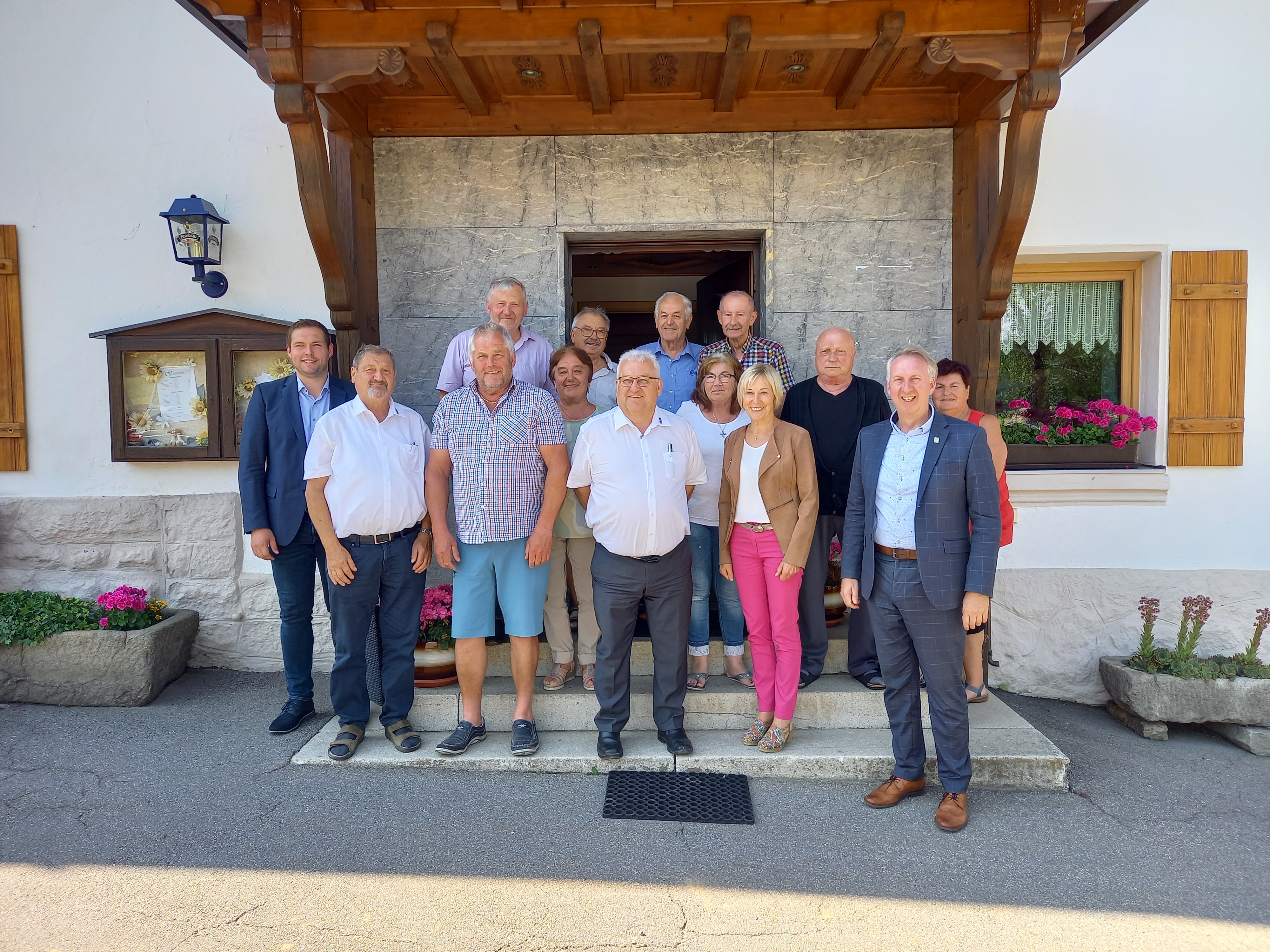 Foto (Andrea Plenk) Reihe 1 von links: Ludwig Aigner, Franz Batzer, Gabi Wittenzellner, Helmut Plenk Reihe 2 von links: Josef Saller, Mathilde Michl, Irene Wagner, Rudolf Jacke, Christine Knoll. Reihe 3 von links: Hans Gruber, Nikolaus Hönig, Max Haseneder, Michael Plötz.