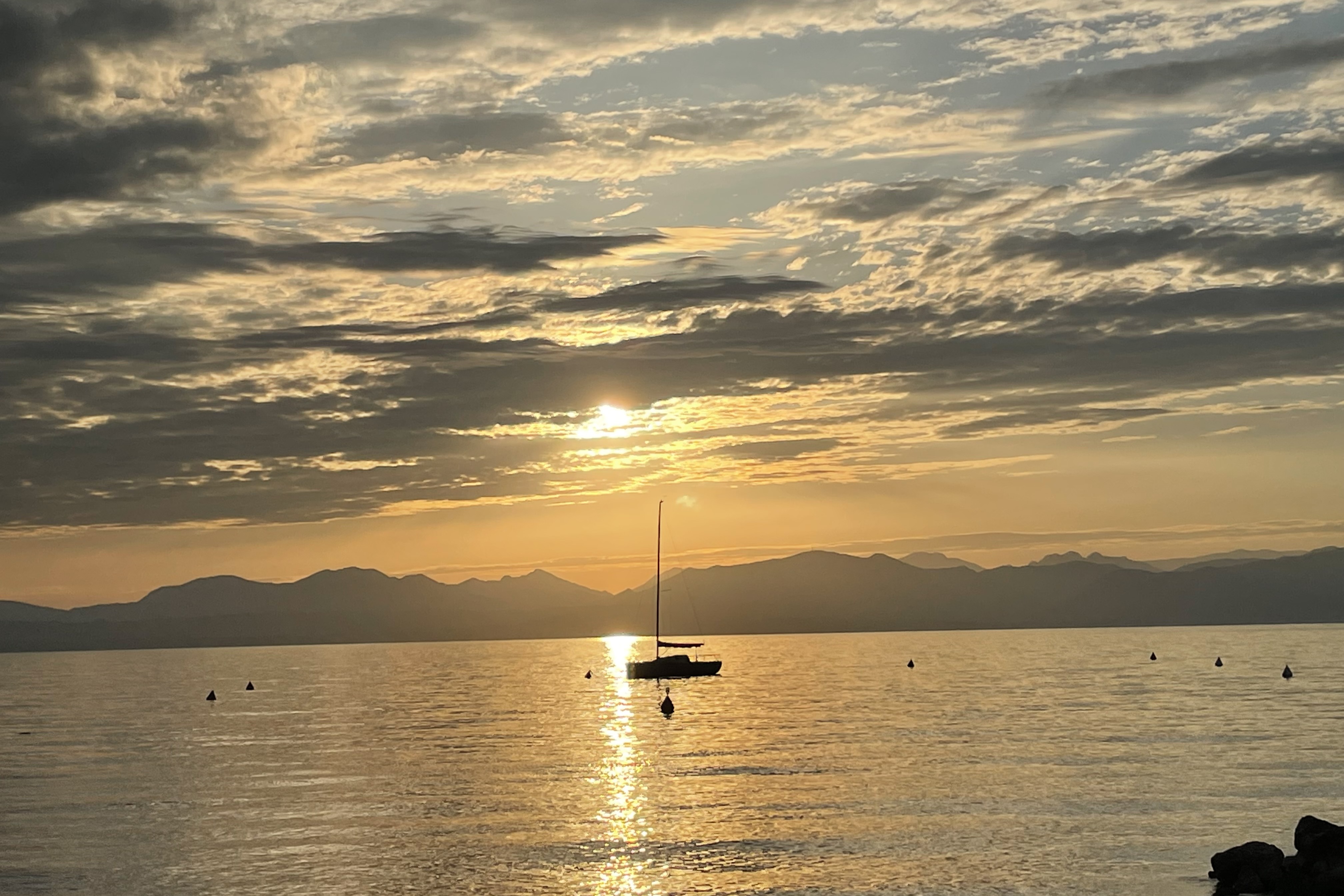 Sonnenuntergang &uuml;ber einem See