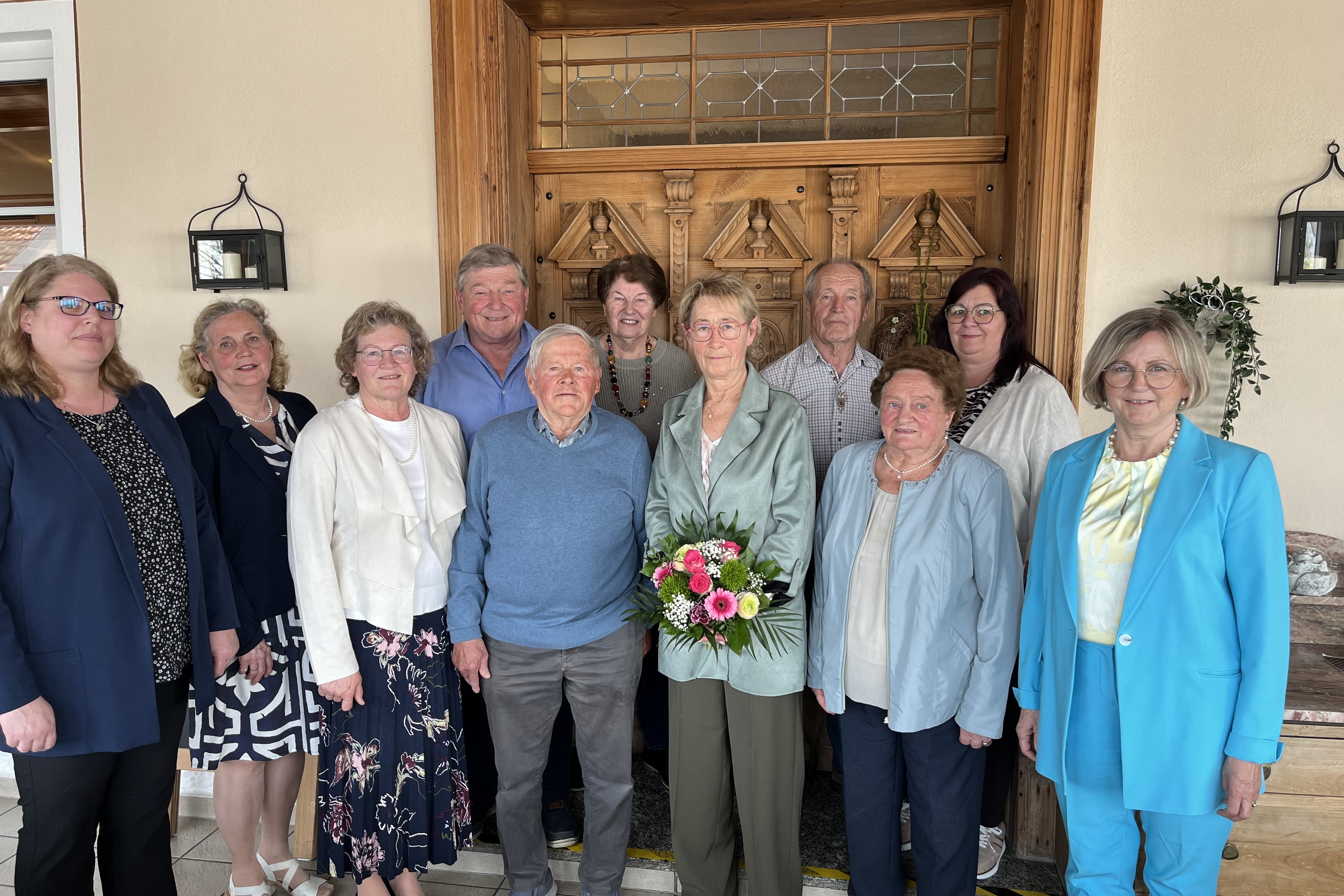 VdK-Kreisgesch&auml;ftsf&uuml;hrerin Franziska Huber (links), Sabine St&ouml;ger-Kopp (2. von links), Anna Nagl (rechts) mit der Vorstandschaft und den Geehrten