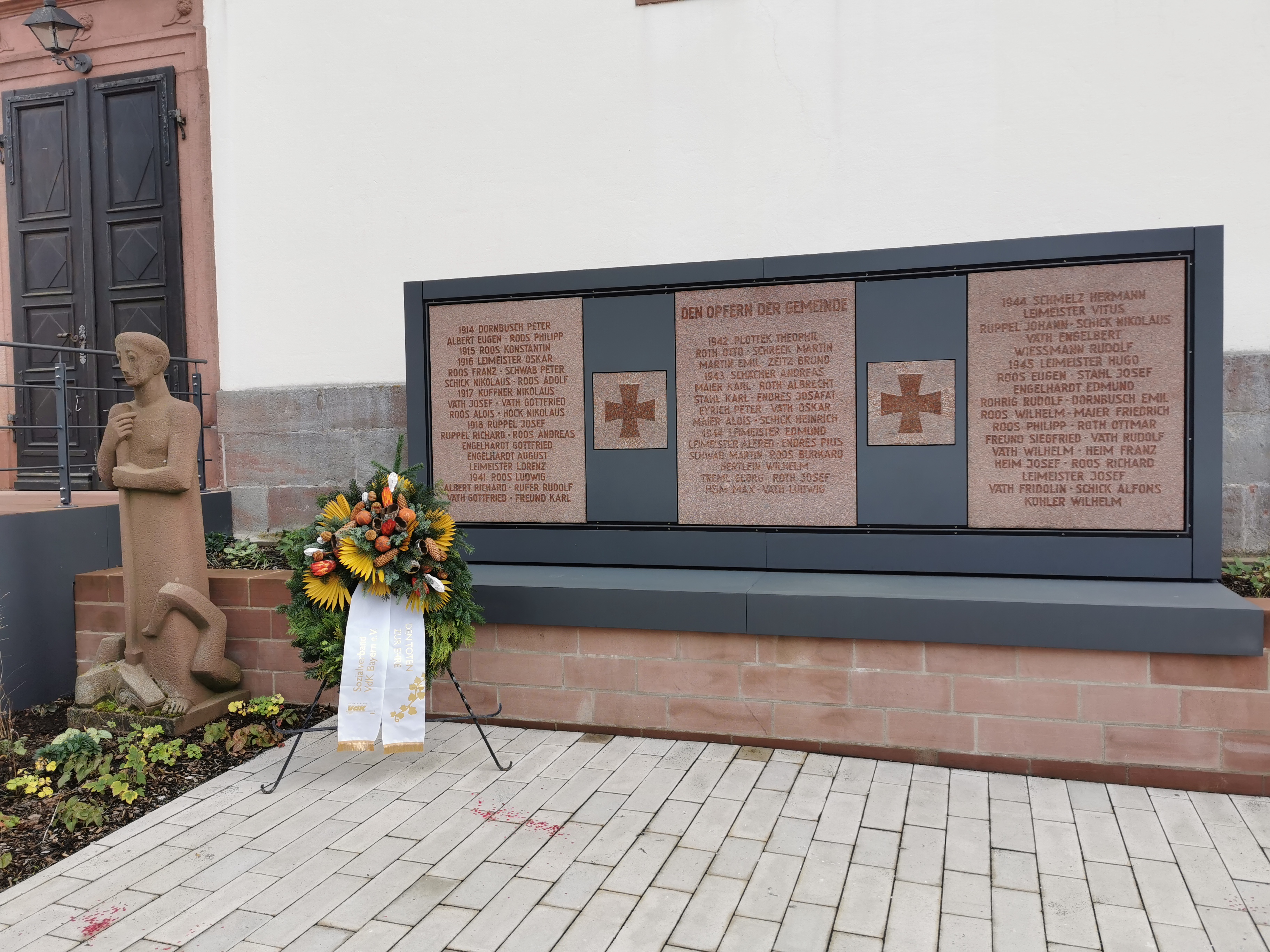 Trauerkranz mit Schleife vom VdK am Esselbach Kriegerdenkmal
