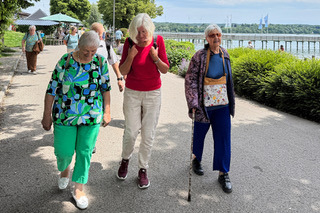 Auf dem Weg zum Museum Reiseteilnehmer