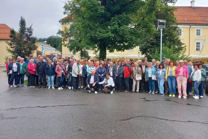 Foto (Sabine Bründl): VdK-Kreisgeschäftsführer Helmut Plenk mit den Reisenden vor dem Bräustüberl am Tegernsee VdK-Kreisgeschäftsführer Helmut Plenk mit den Reisenden vor dem Bräustüberl am Tegernsee