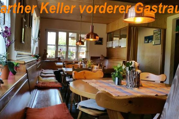 Gastraum "Haarther Keller" Gastraum des "Haarther Keller" mit Blickrichtung Eingangsbereich es sind Tische mit Dekoration und Stühle für die Gäste abgebildet.für die Gäste