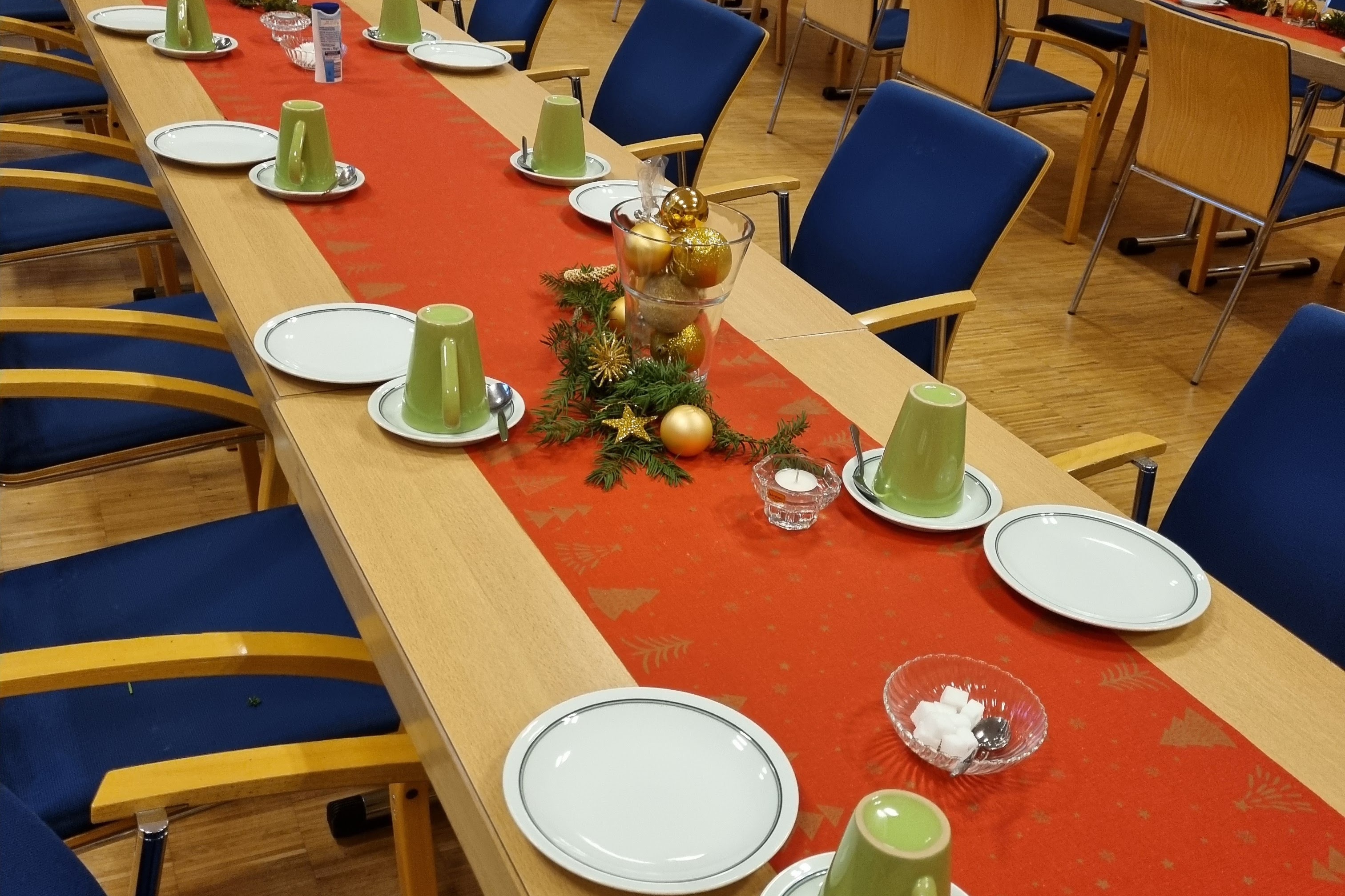 Foto vom gedeckten Tisch bei der Weihnachtsfeier mit der KAB