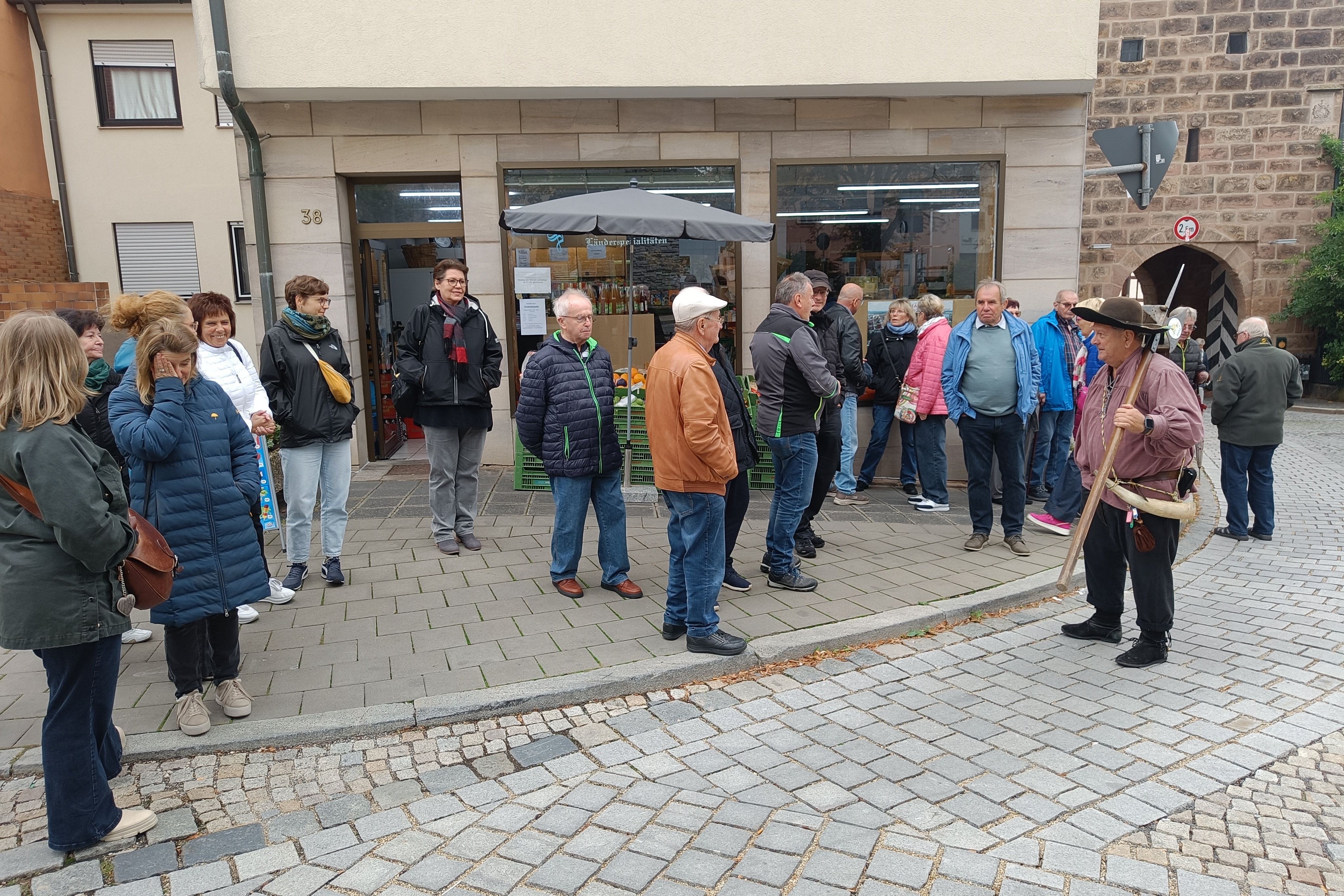 VdK`ler und geleitet sie dann durch das &auml;u&szlig;ere Markttor