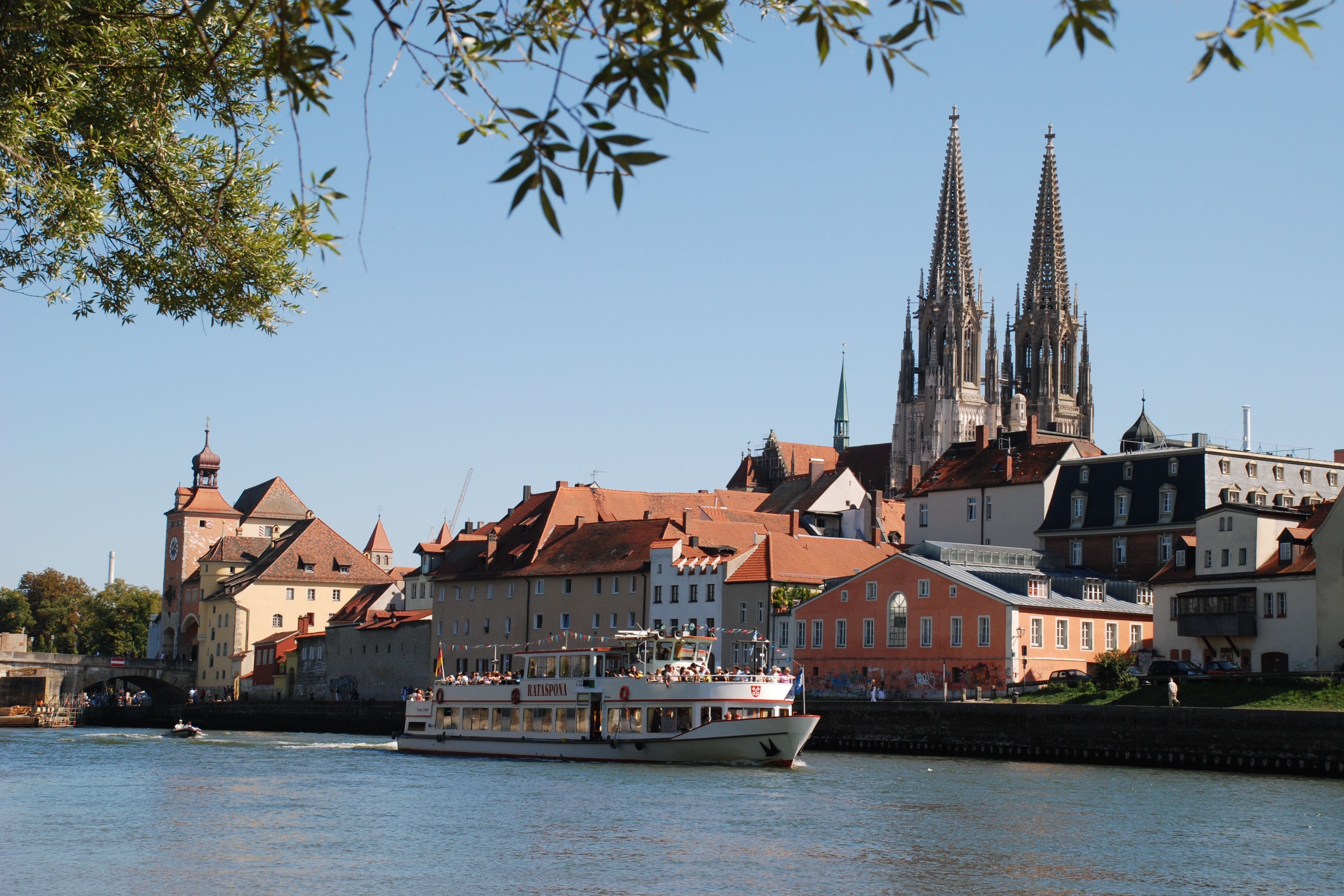 Stadtsilhouette mit Schiff Vor der Stadtsilhouette von Regensburg fährt ein Schiff auf der Donau.