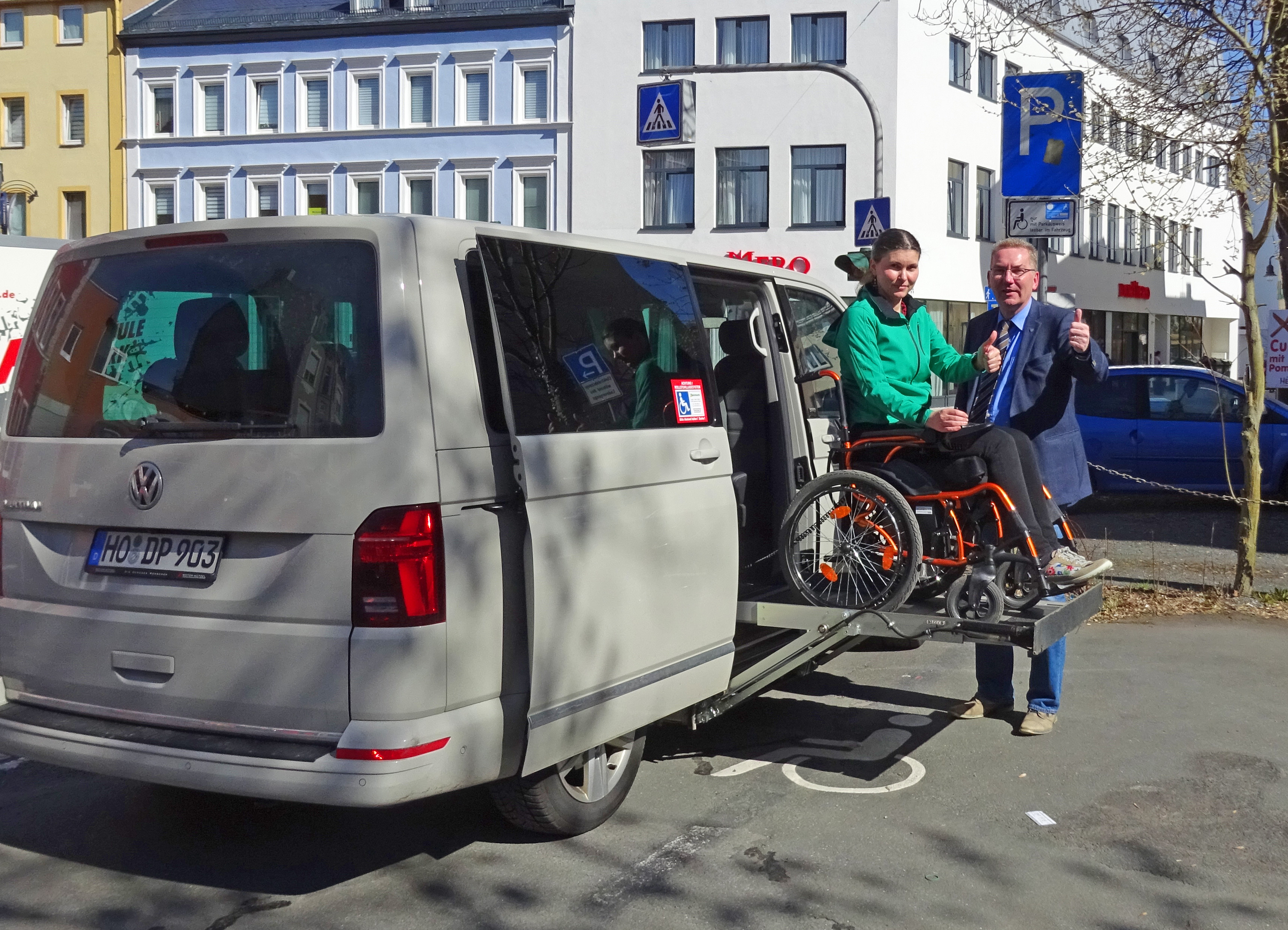 Abgebildet sind die VdK-Beraterin für Barrierefreiheit Heidi Spörl und VdK Kreisvorsitzender Bert Horn beim absolvieren eines Praxistests auf dem Parkplatz