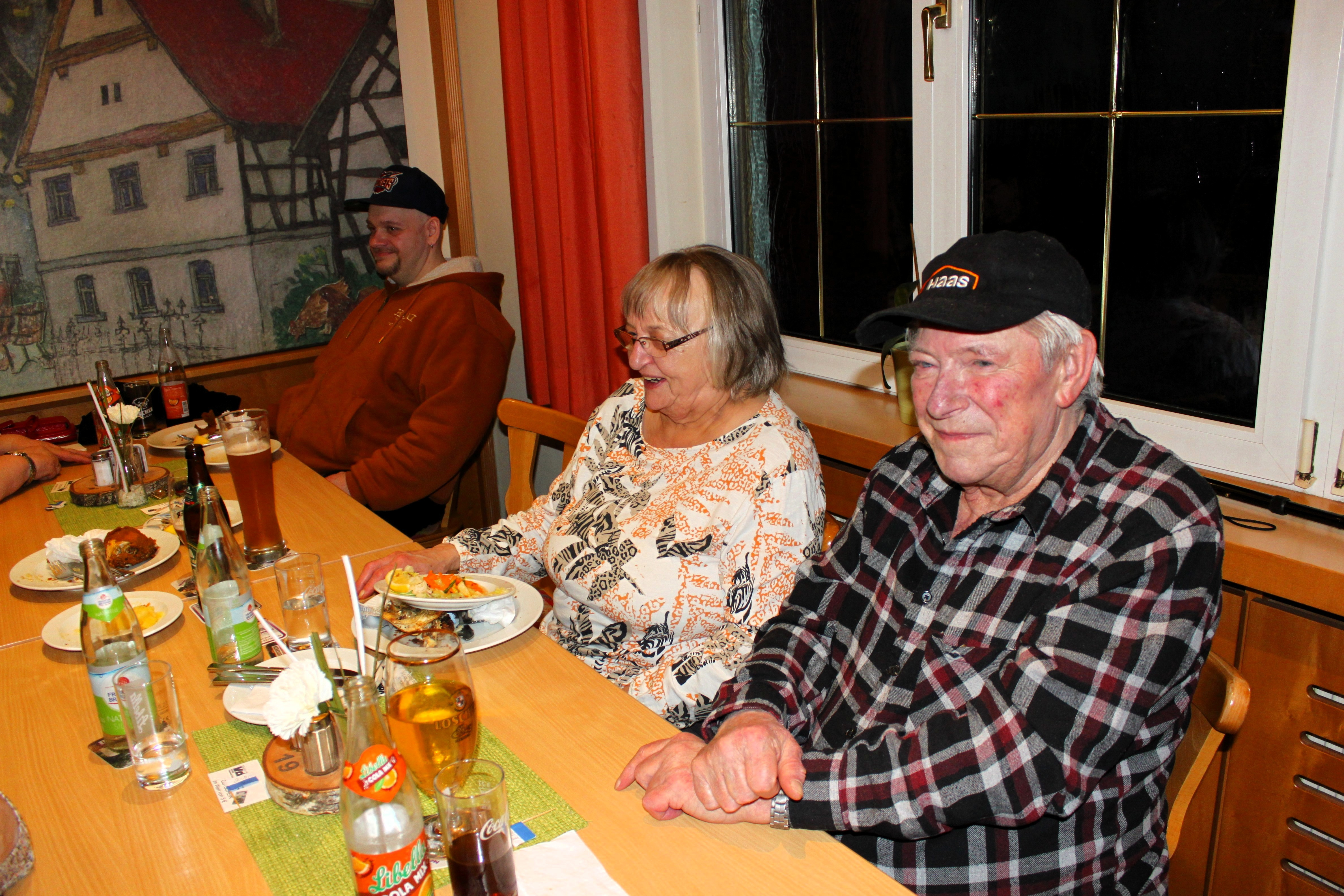 Teilnehmer beim Karpfenessen in Serlbach