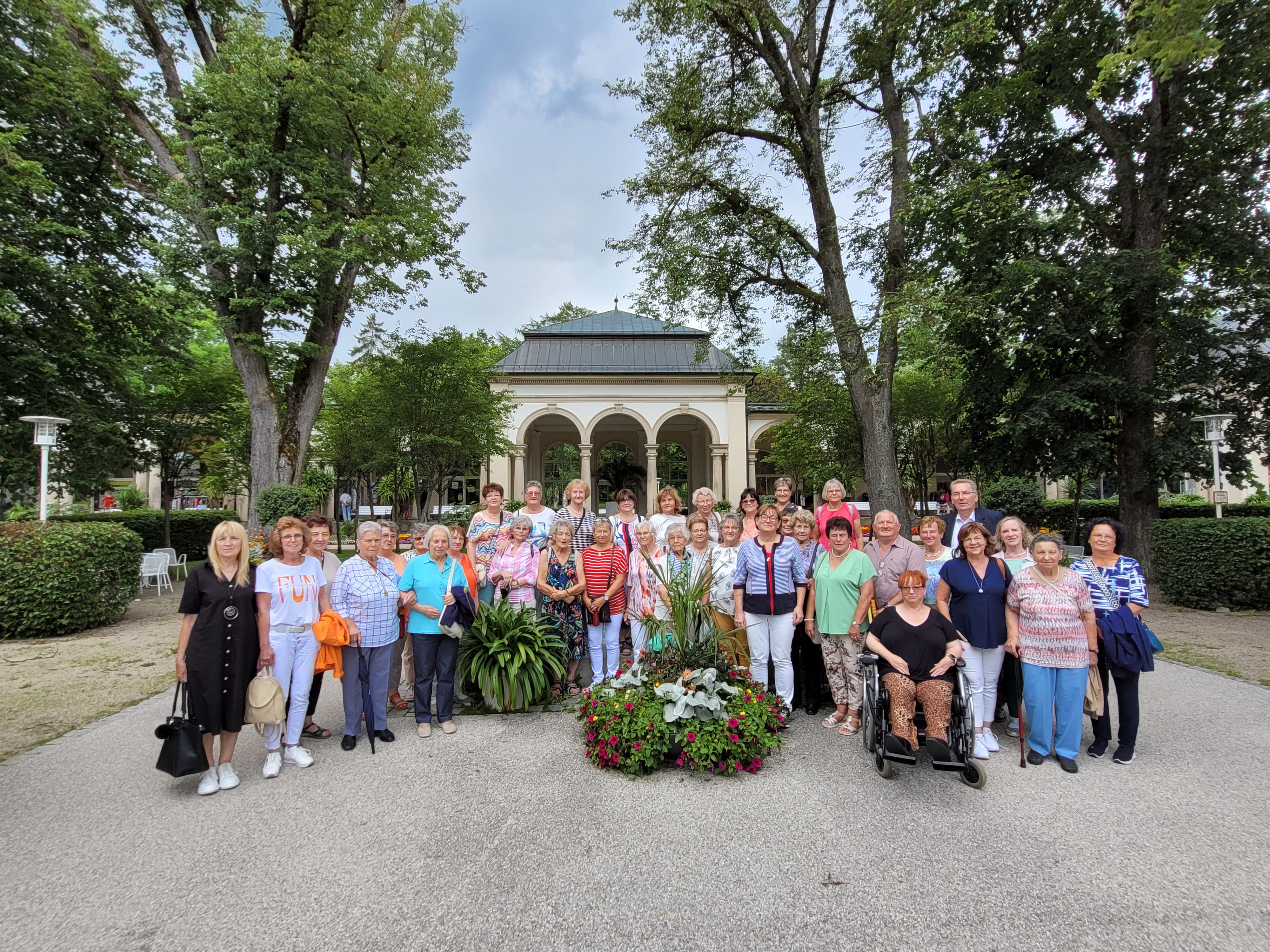 Foto: Vor der Wandelhalle im Kurpark Bad Steben