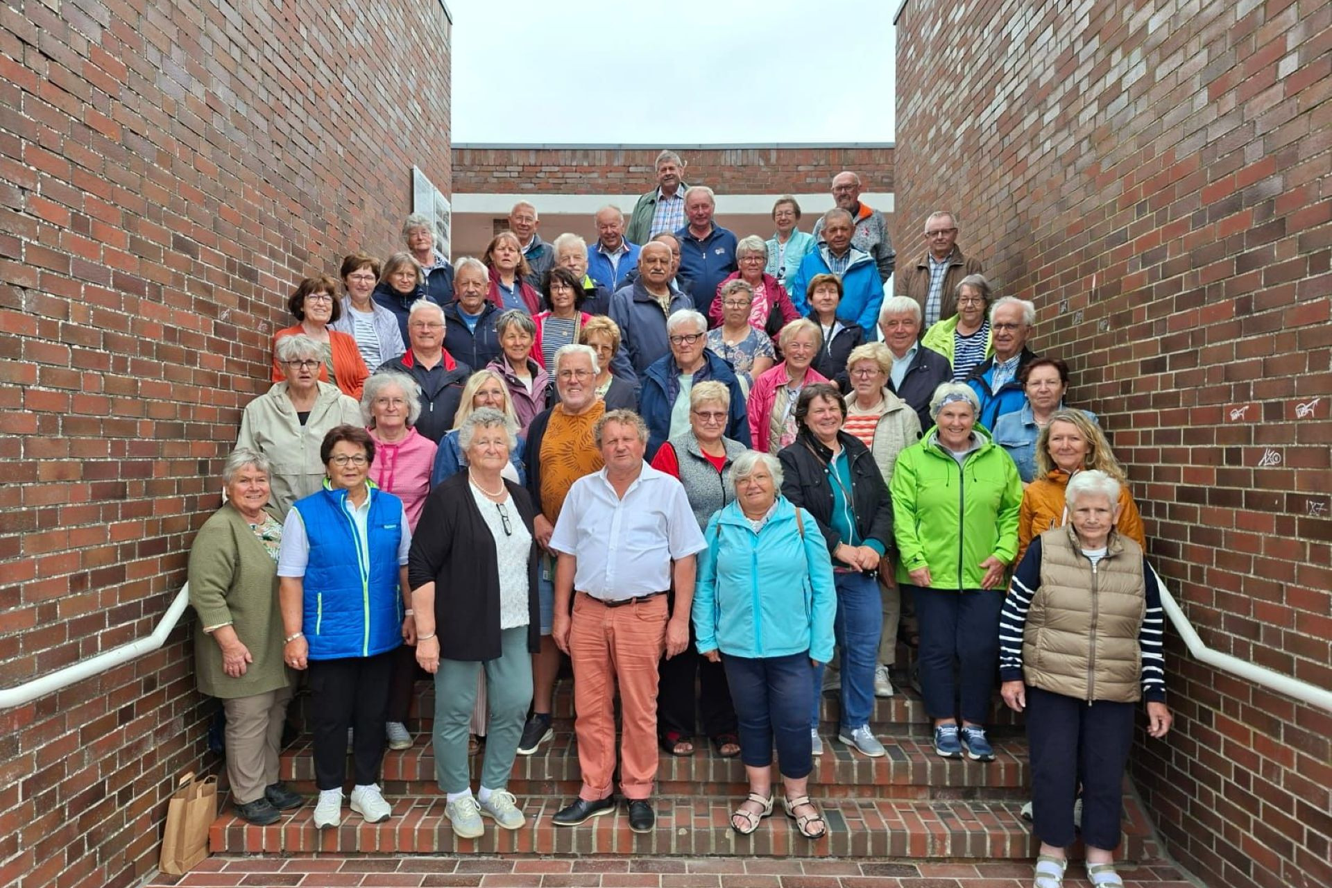 Es stellten sich alle Teilnehmer zum Gruppenfoto auf eine Treppe
