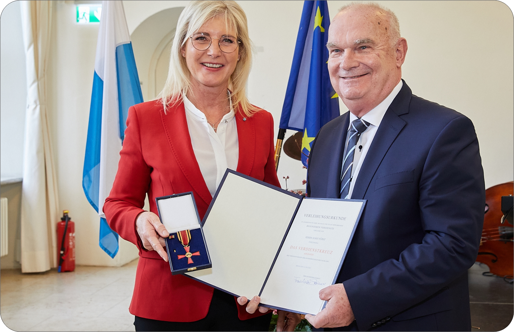 Sozialministerin Ulrike Scharf und Josef Fürst bei der Aushändigung des Bundesverdienstkreuzes am Bande