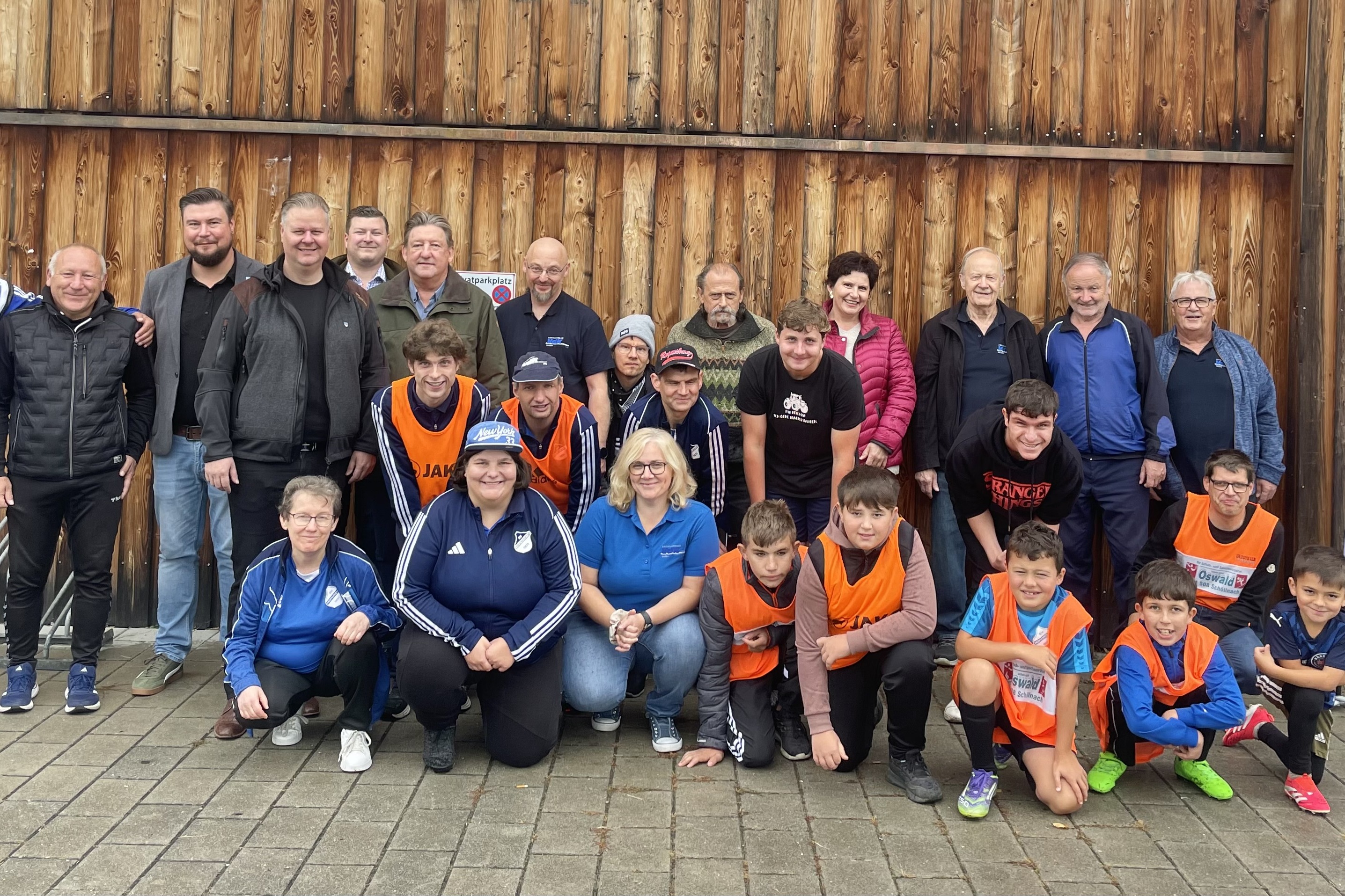 &bdquo;Gemeinsam stark &ndash; f&uuml;r ein inklusives Miteinander&ldquo; &ndash; unter diesem Motto versammelten sich zahlreiche Funktion&auml;re, Interessierte und die Spielerinnen und Spieler der Inklusionsmannschaft des SV Hofkirchen am Sportplatzgel&auml;nde zum Fest der Vielfalt.