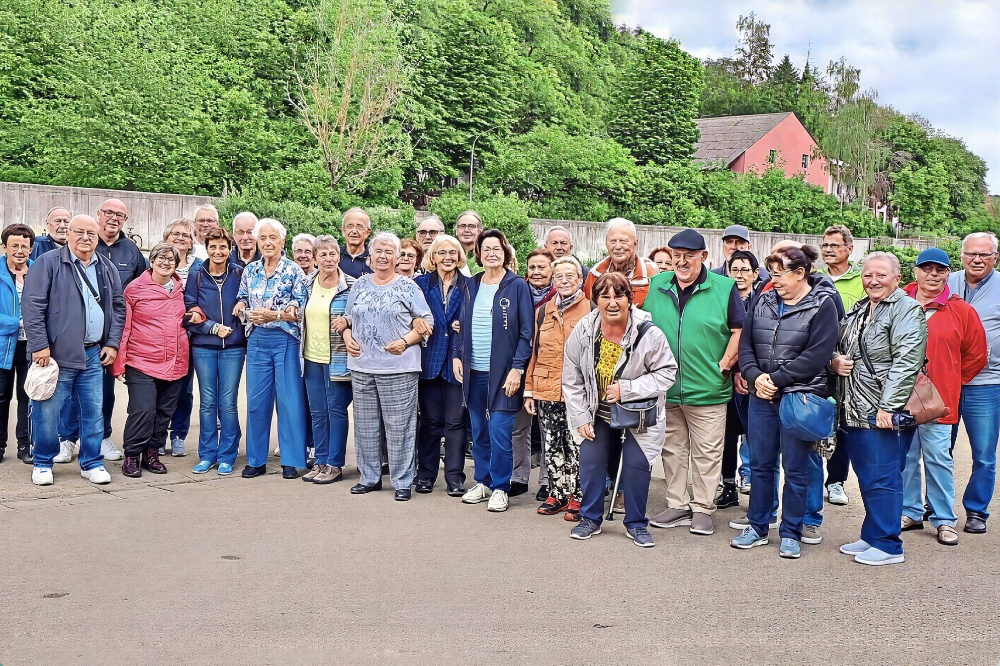 Die Mitglieder des VdK-Ortsverbands Pocking unternahmen einen gelungenen Tagesausflug ins Altm&uuml;hl-tal. Auf dem Besichtigungsprogramm standen die Befreiungshalle auf dem Michelsberg und die Welten-burger Klosterkirche.