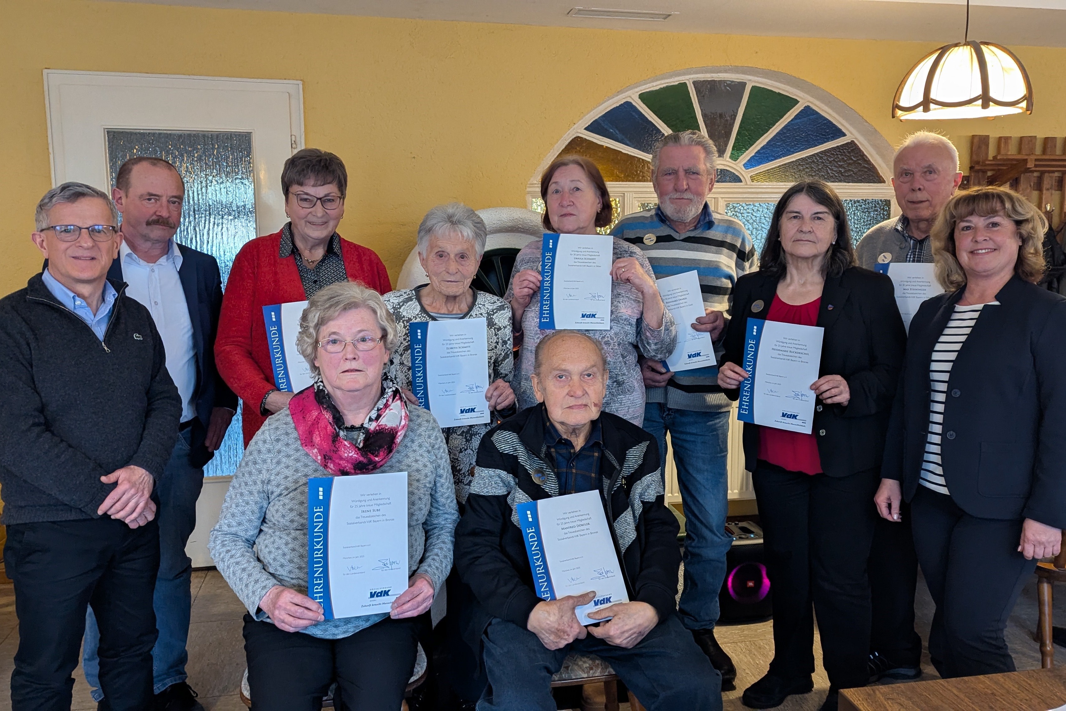 Abgebildet sind die Jubilare nach der Ehrung mit dem Bürgermeister, dem Ortsvorsitzenden sowie der Kreisgeschäftsführerin