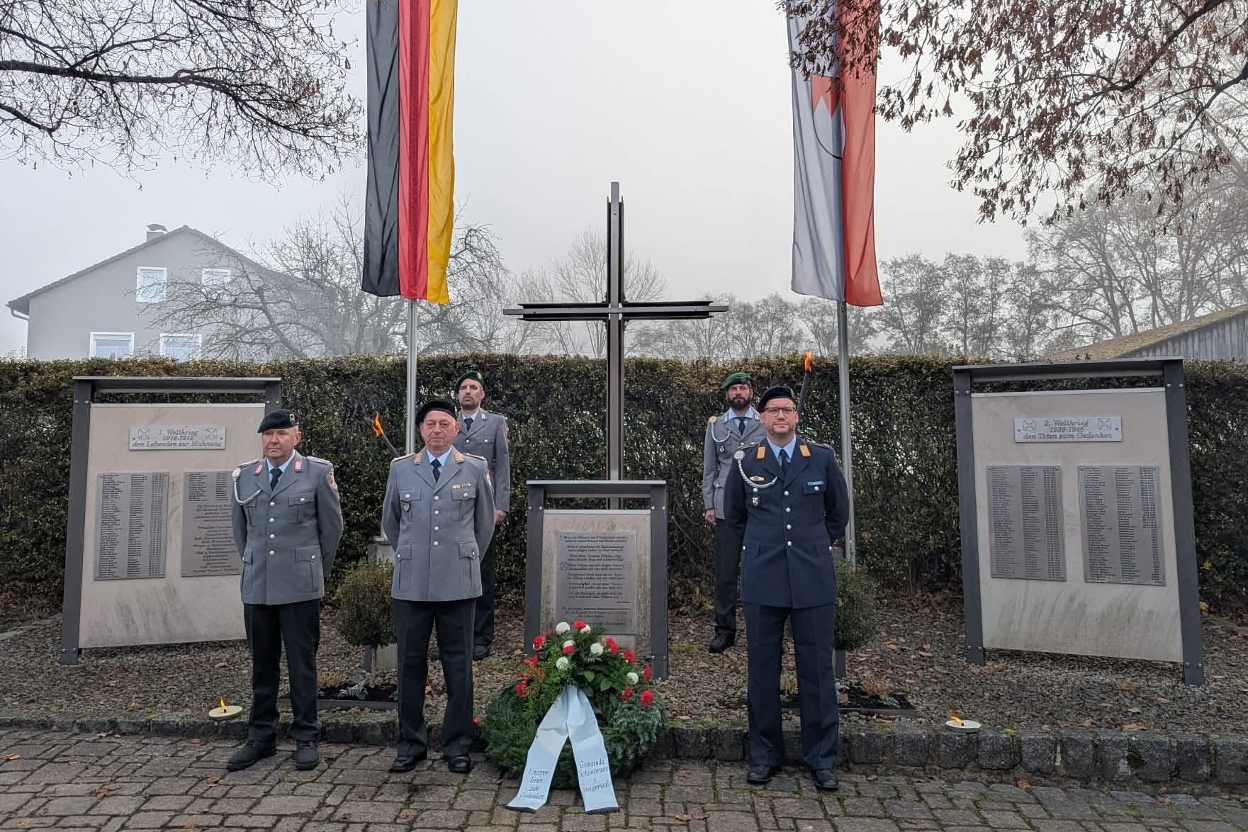 Denkmal der Gefallenen mit Ehrengarde der Reservisten Denkmal der Gefallenen mit Ehrengarde der Reservisten