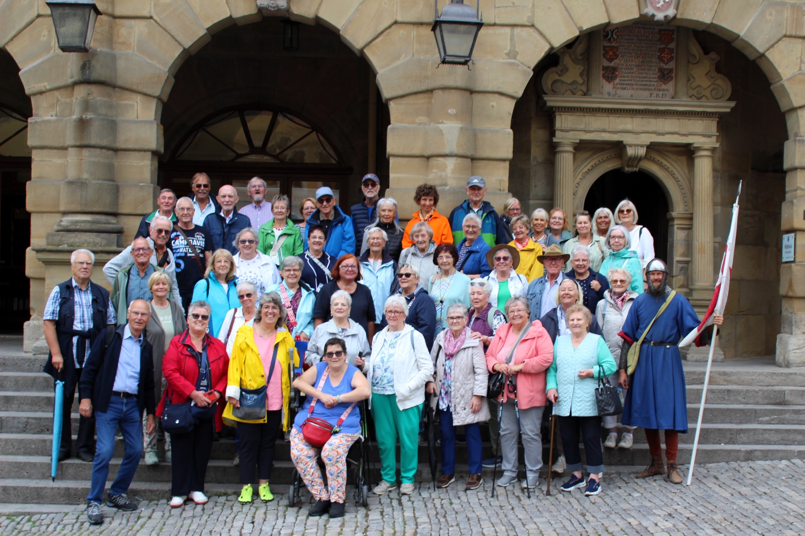 Die Reisegruppe auf der Eingangstreppe zum Rathaus