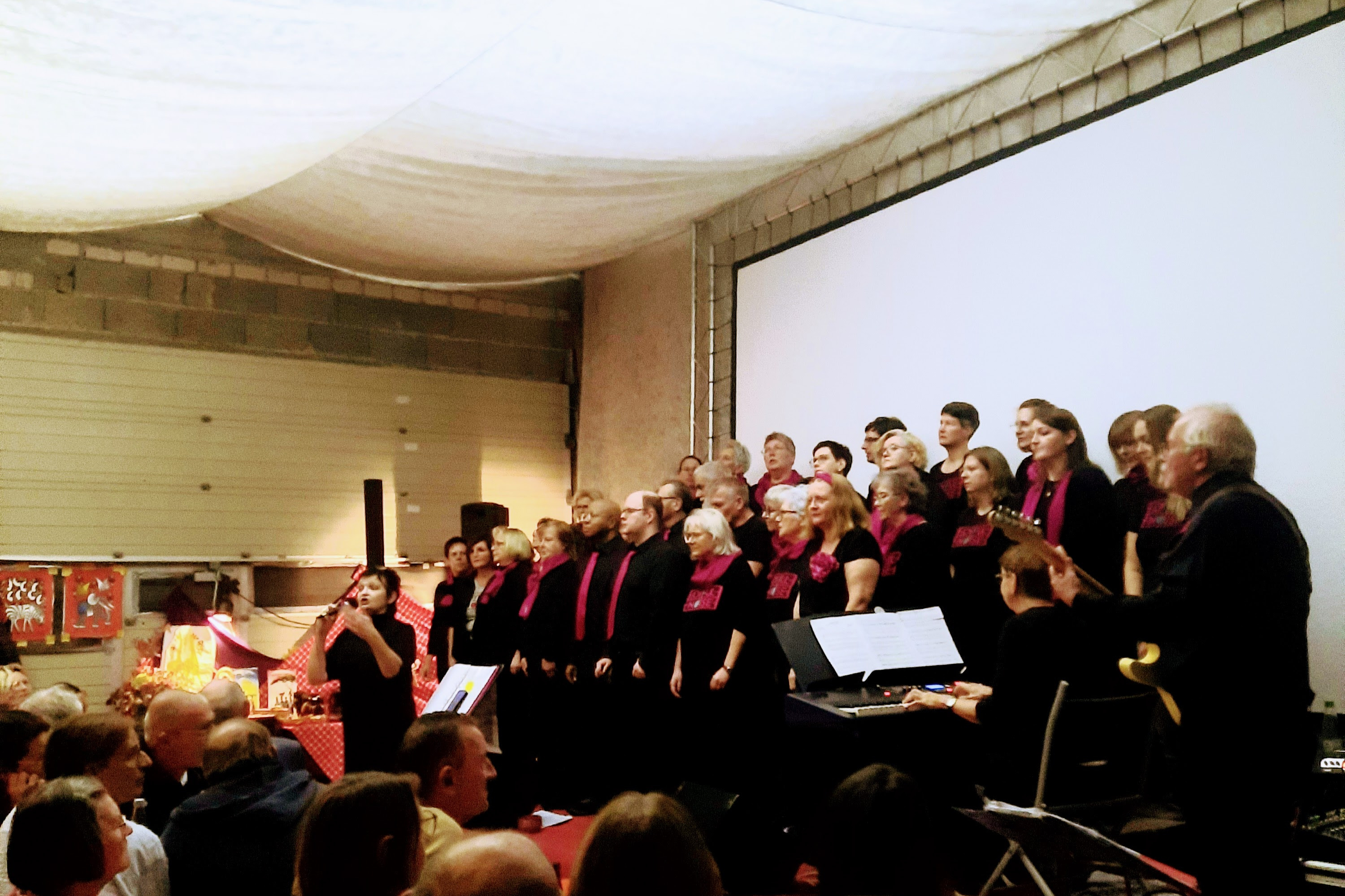 Der Gospelchor Joyful noise bei einem Auftritt in Hopferstadt