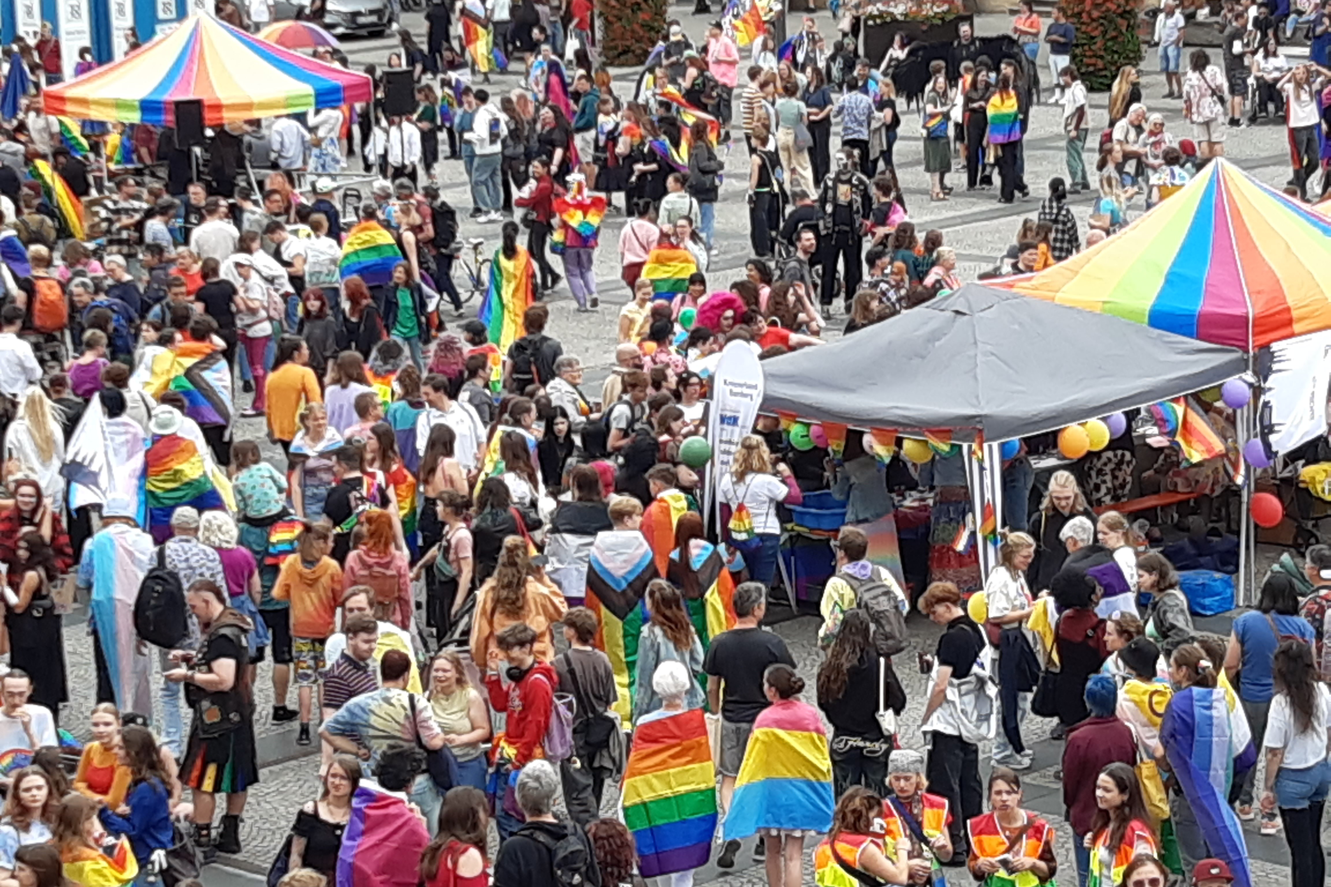 Viele CSD-Besucher feiern auf dem Bamberger Maxplatz ein buntes Fest.