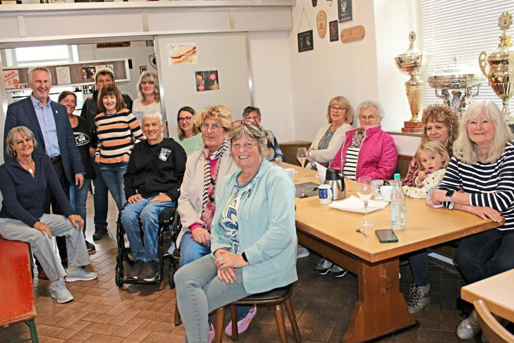Seniorenbeauftragter Helmut Plenk (links stehend) informierte im Clubhaus der Motorradfreunde Gotteszell über Unterstützungsangebote bei der Pflege. Seniorenbeauftragter Helmut Plenk (links stehend) informierte im Clubhaus der Motorradfreunde Gotteszell über Unterstützungsangebote bei der Pflege.