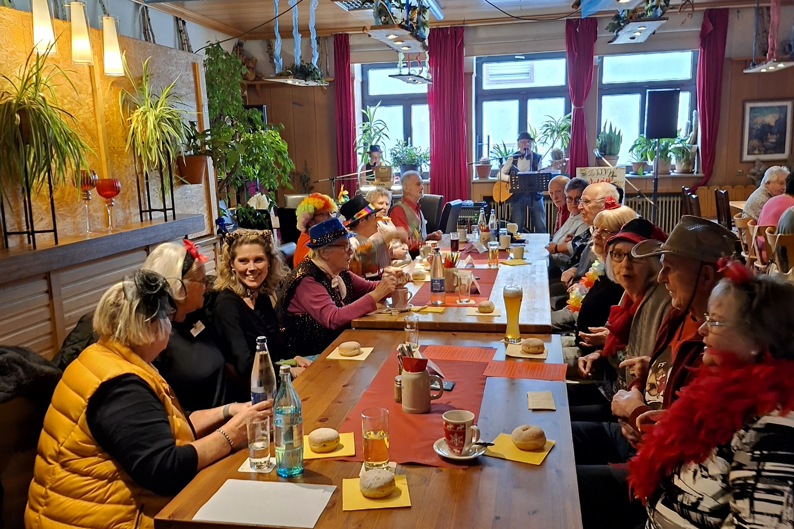 VdK'ler inder Ratsstube in Schweinheim VdK'ler in der Ratsstube in Schweinheim beim Seniorenfasching