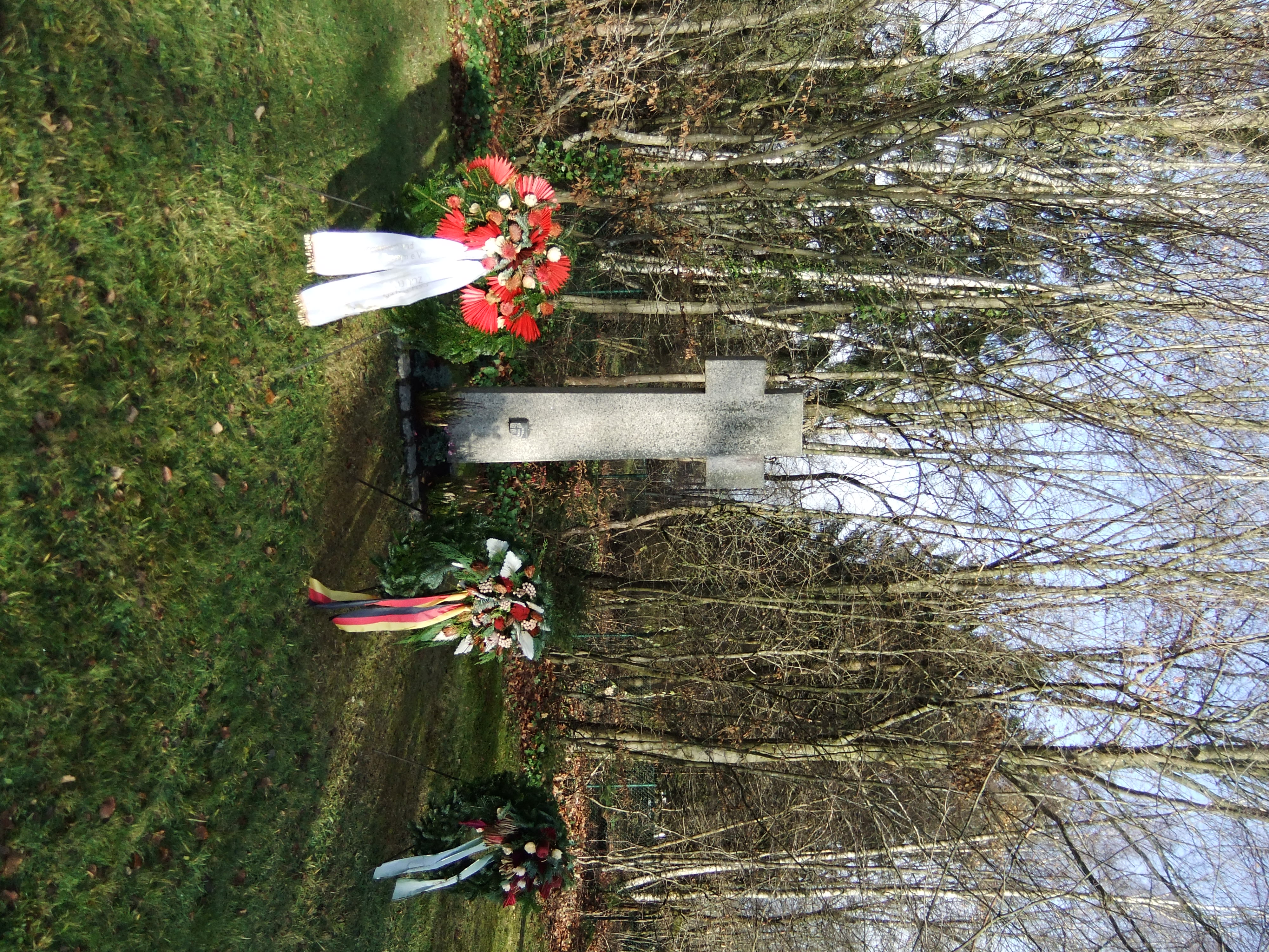 3 Kränze am Ehrenmal auf dem Tröstauer Friedhof