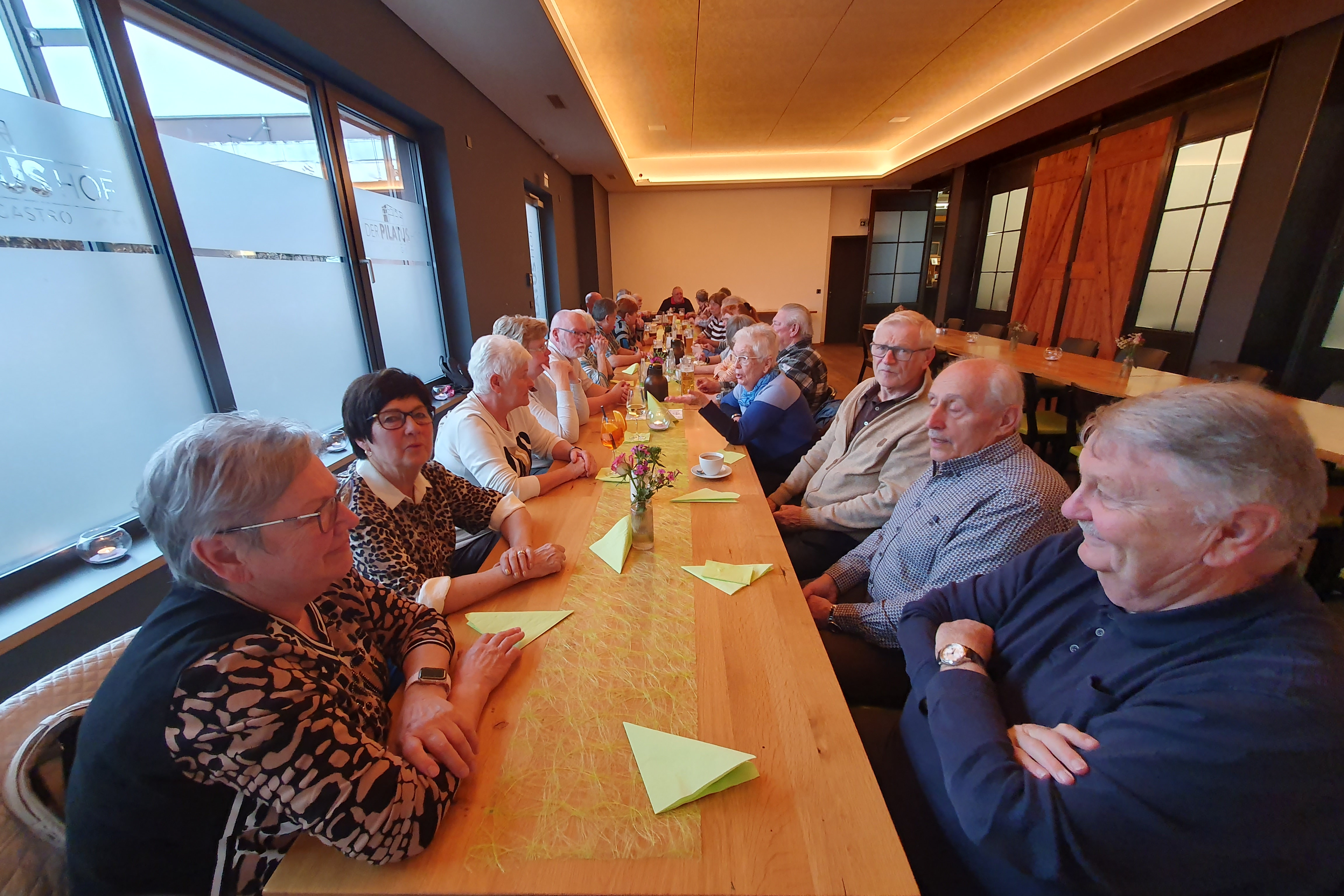 Teilnehmer/-innen beim Kaffeenachmittag im Pilatushof