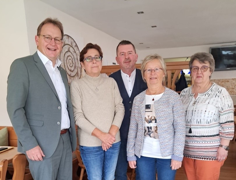 Im Bild (von links): Bürgermeister Bernd Rebhan, Kassiererin Sabine van der Luijt, Kreisgeschäftsführer Thomas Steinlein, Elvira Barnickel und Vorsitzende Veronika Wachter.