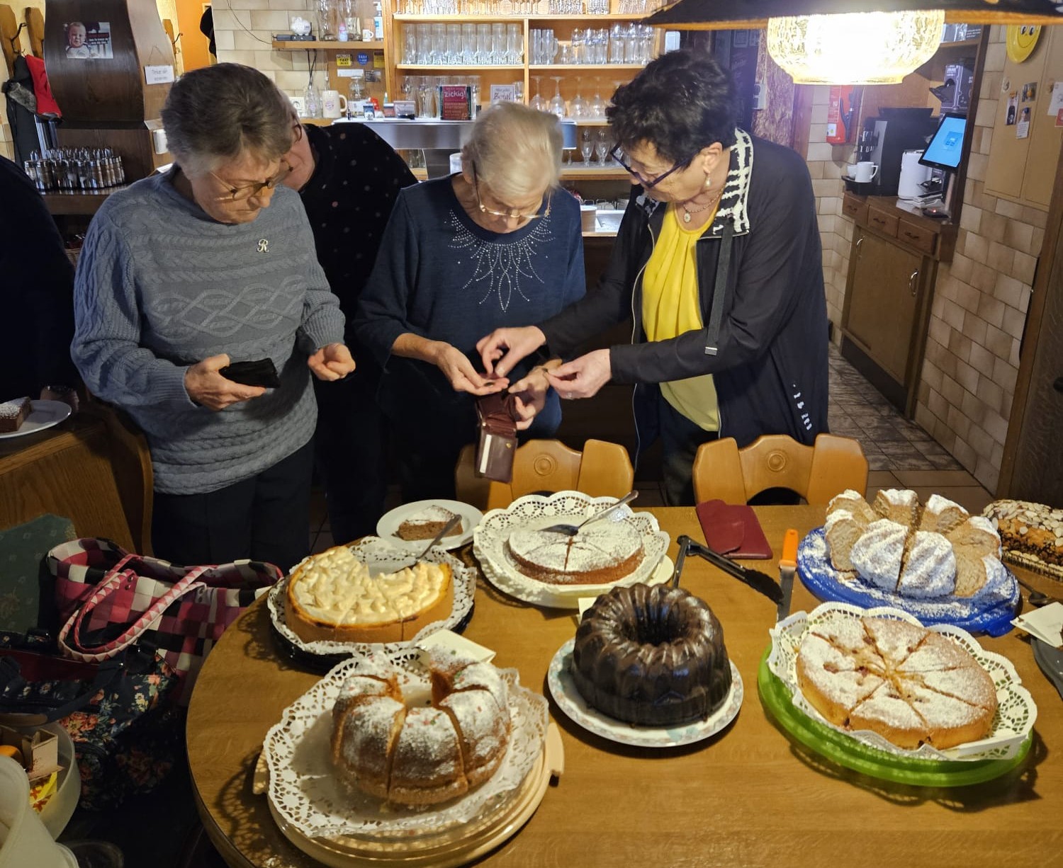 das Kuchenbuffet ist eröffnet