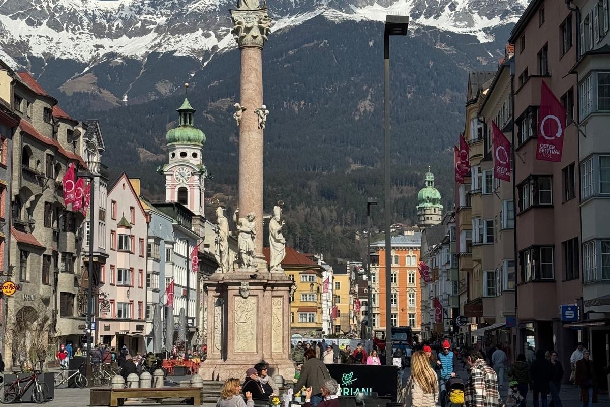 Man sieht die Innenstadt von Innsbruck mit der Annas&auml;ule