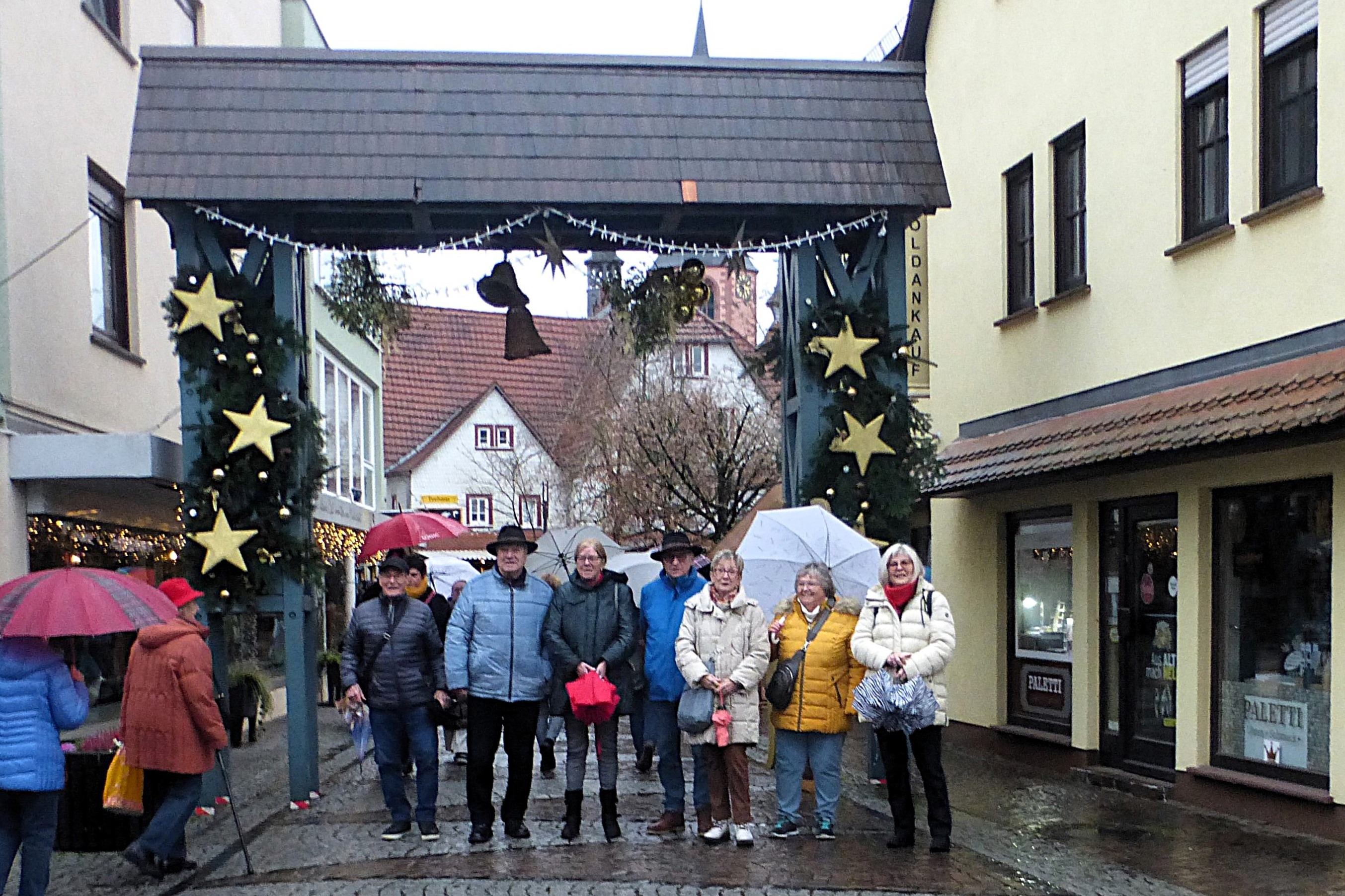 Einige Teilnehmer der Nikolausfahrt am Eingang zum Weihnachtsmarkt